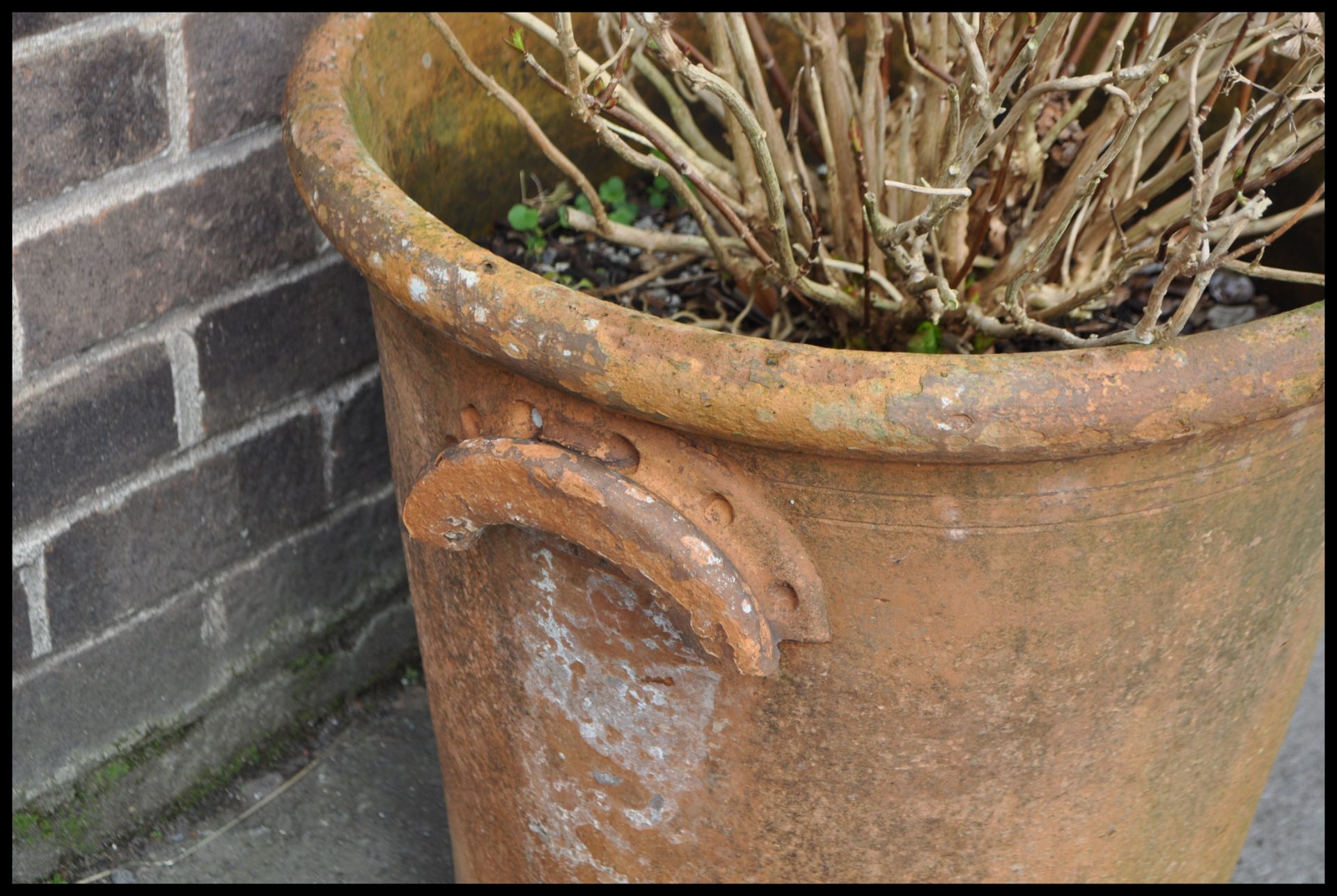 A collection of three 20th century garden terracotta plant pots in red colour. The  large pair - Bild 5 aus 5