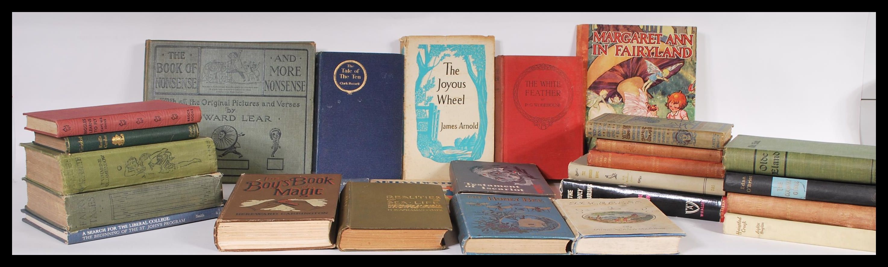 A collection of vintage books to include The Boys Book of Magic, Fairy Tales, Biggles learns to fly, - Image 6 of 6