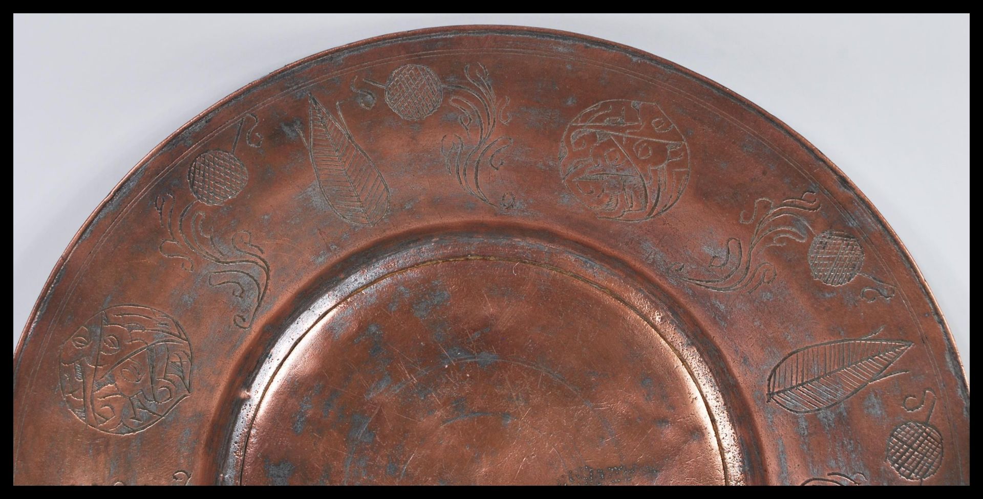 A 19th Century Middle Eastern Persian Islamic copper wall charger plate tray. The central well - Bild 2 aus 5