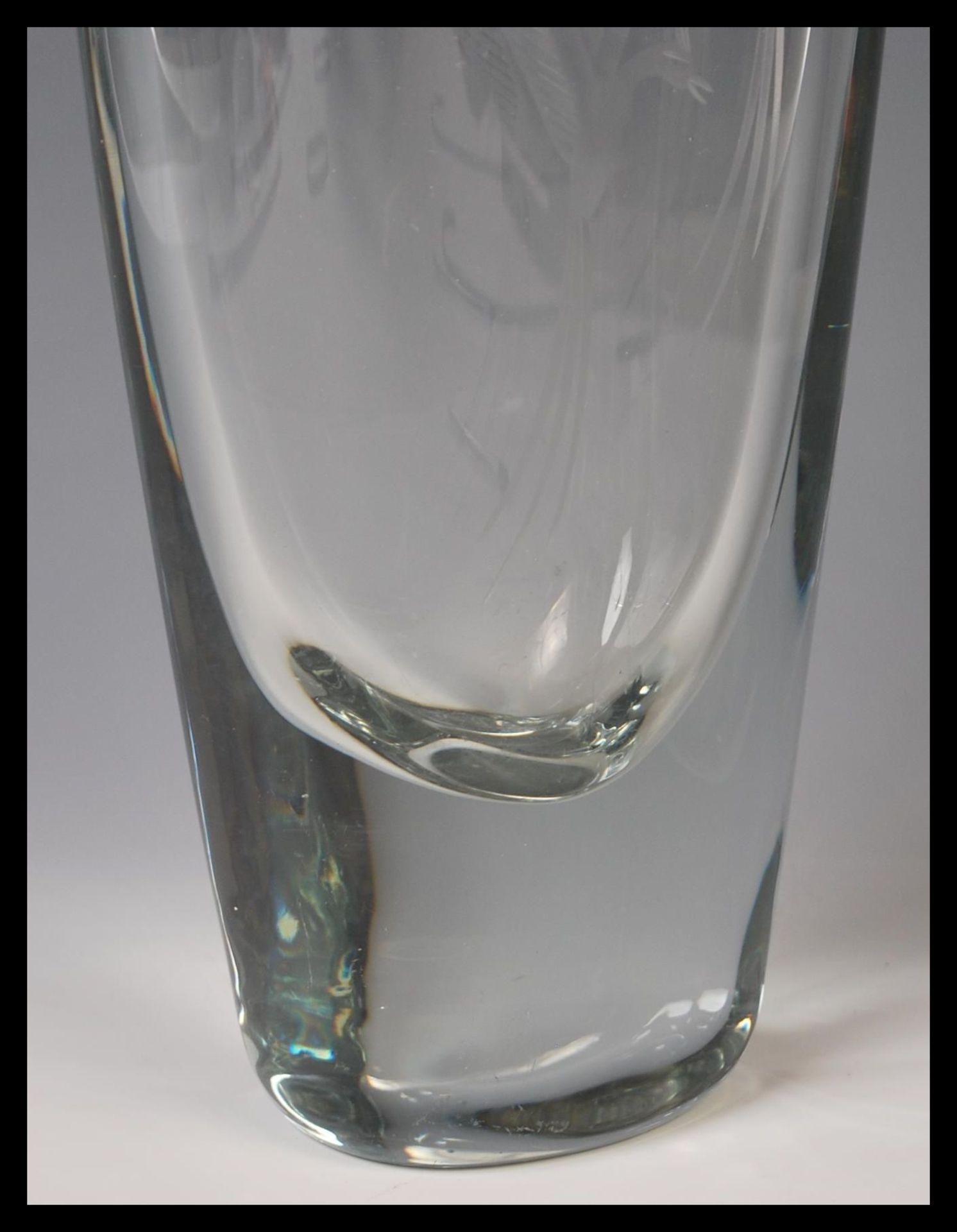 Orrefors - A mid 20th Century studio art clear glass cased vase having etched decoration of birds of - Bild 3 aus 6