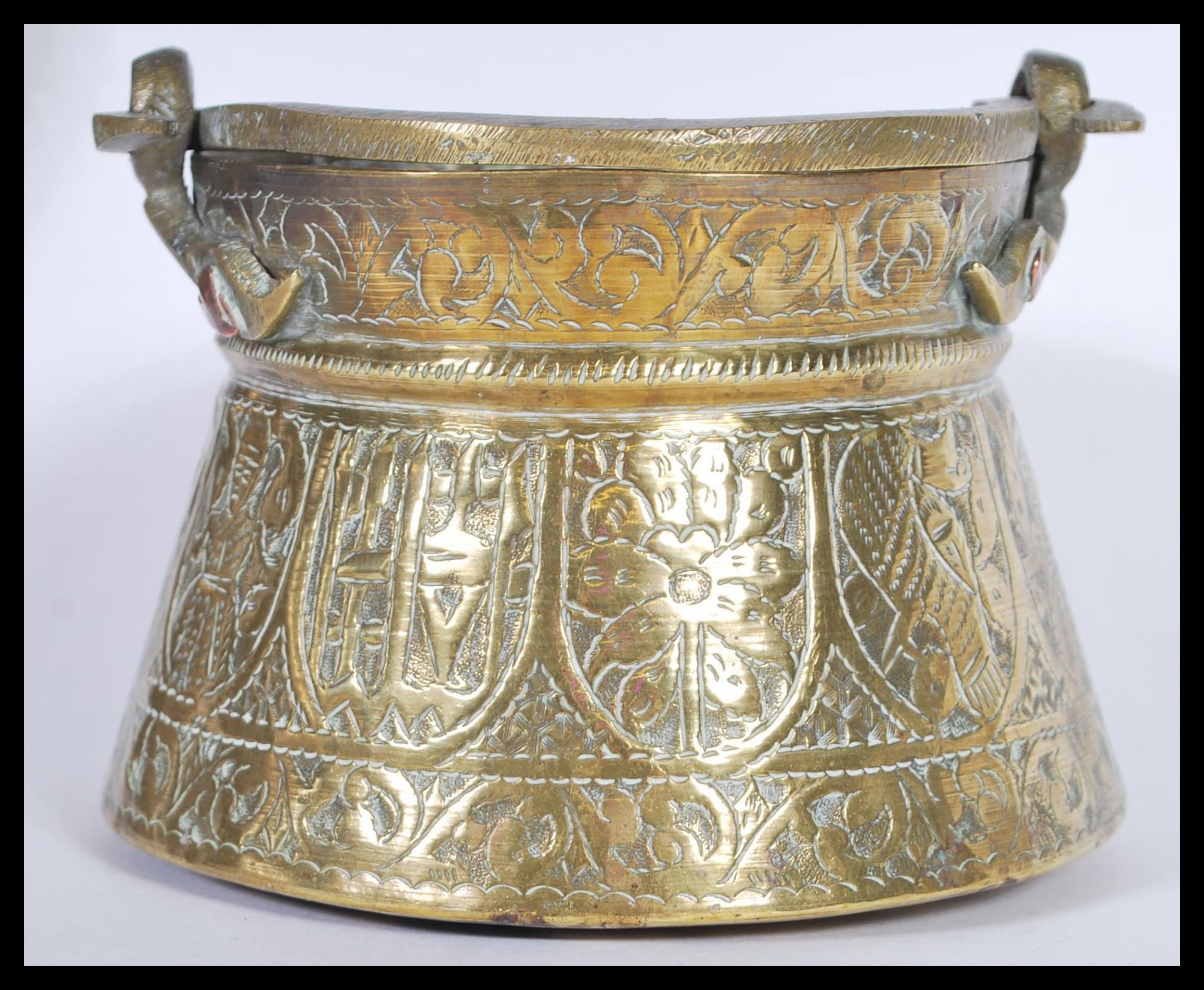 Two examples of early 20th Century Middle Eastern Persian Islamic brass to include a charger tray - Bild 5 aus 8