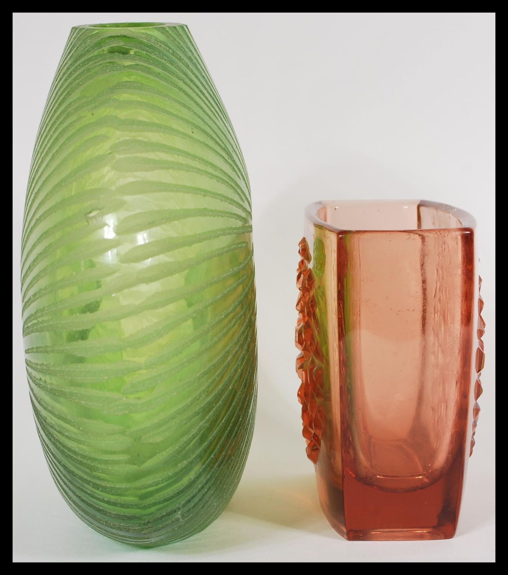 A stunning early 20th Century uranium studio art glass vase of circular moon shaped form, the vase - Bild 5 aus 6