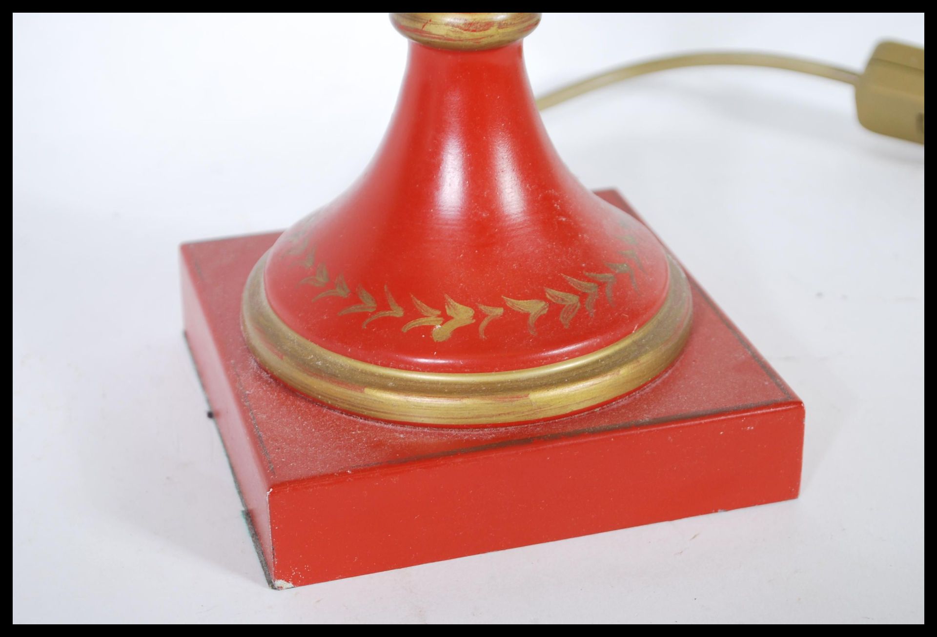 A Louis XVI Bouillotte three light candelabra coaching lamp on a round base with a terracotta - Bild 3 aus 5