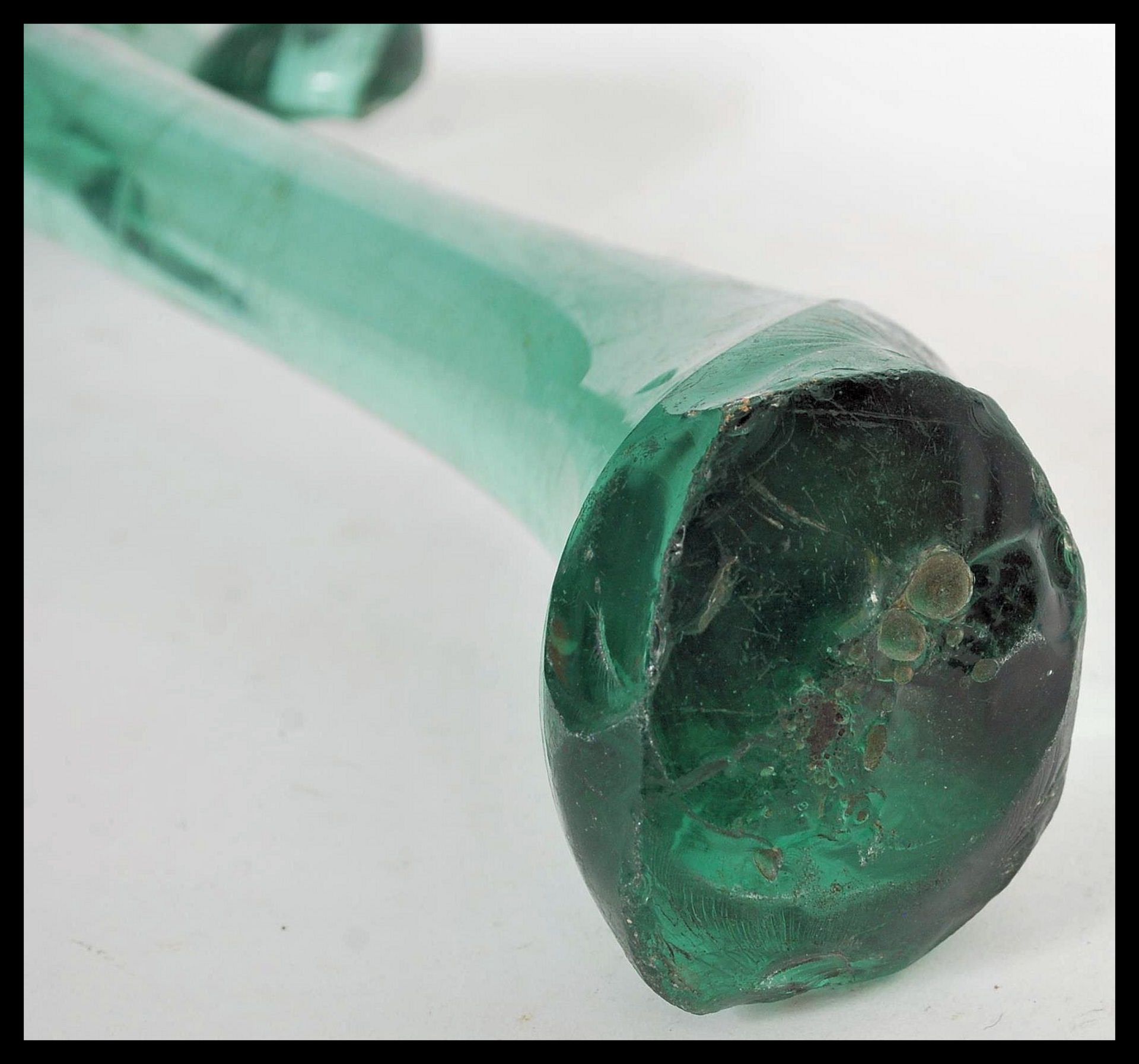 A large 19th Century Victorian Nailsea glass slump door stop paperweight. The large attractive green - Bild 3 aus 5