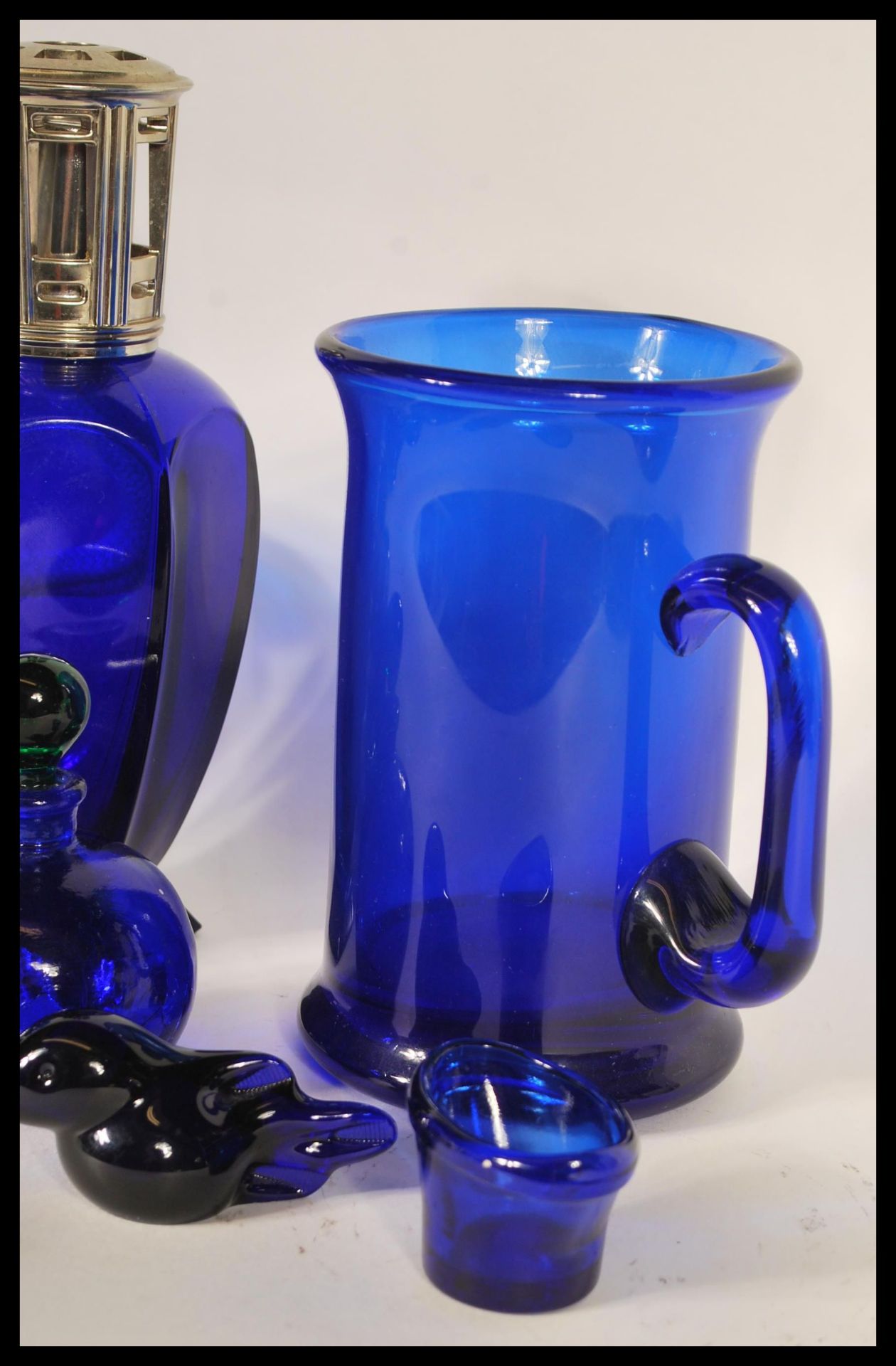 A collection of 20th Century blue glass wares to include a Bristol blue glass vase, a wine glass - Bild 6 aus 8