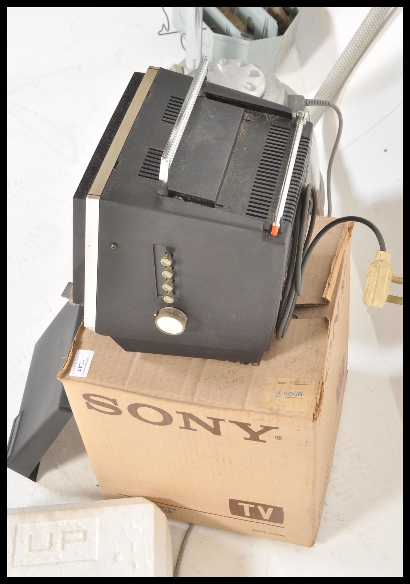 A vintage retro Sony 9-90UB black and white portable television in original box with accessories, - Bild 8 aus 9