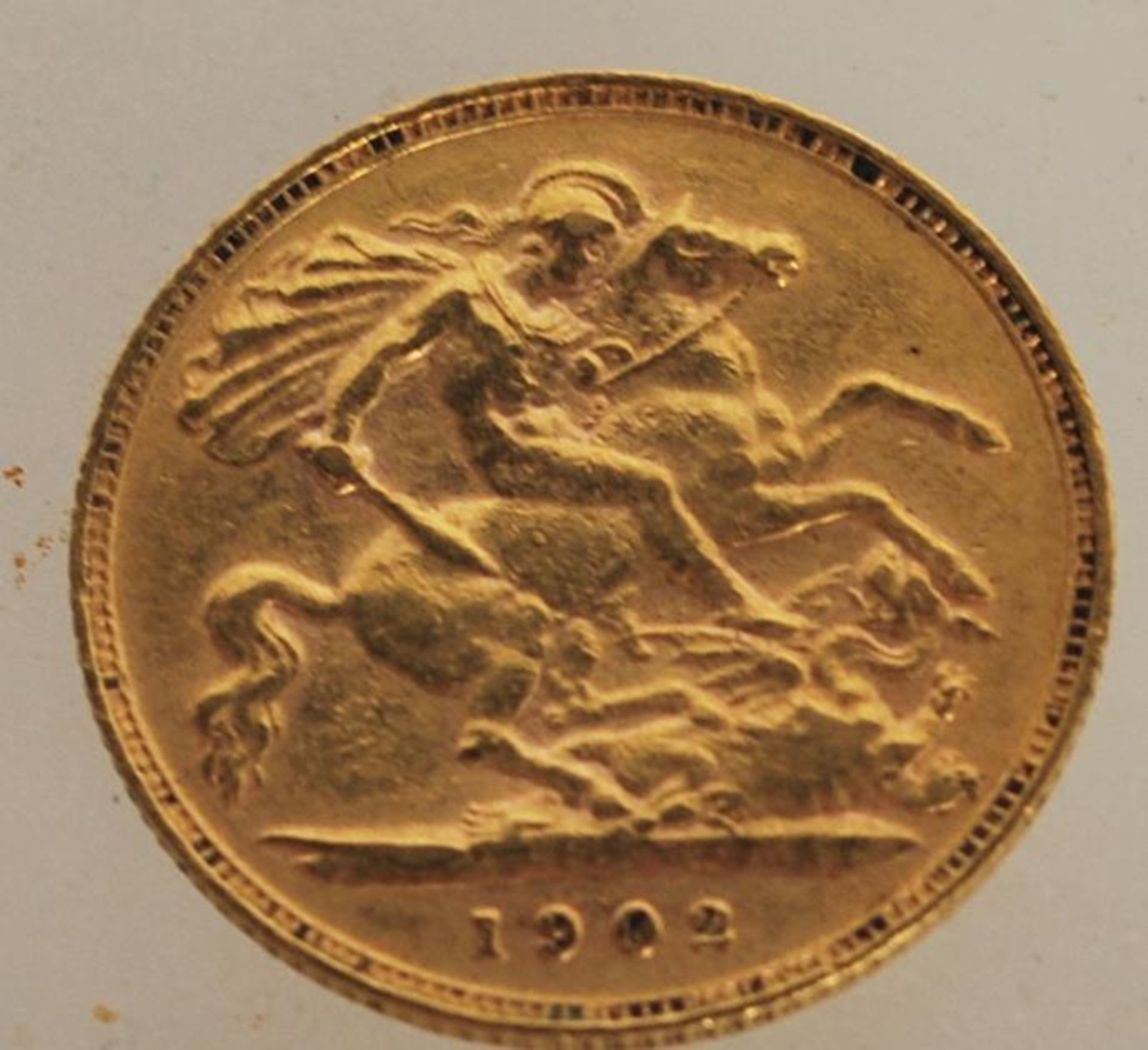 An early 20th Century Edwardian half sovereign dating to 1902. Weight 3.9g. - Bild 2 aus 2