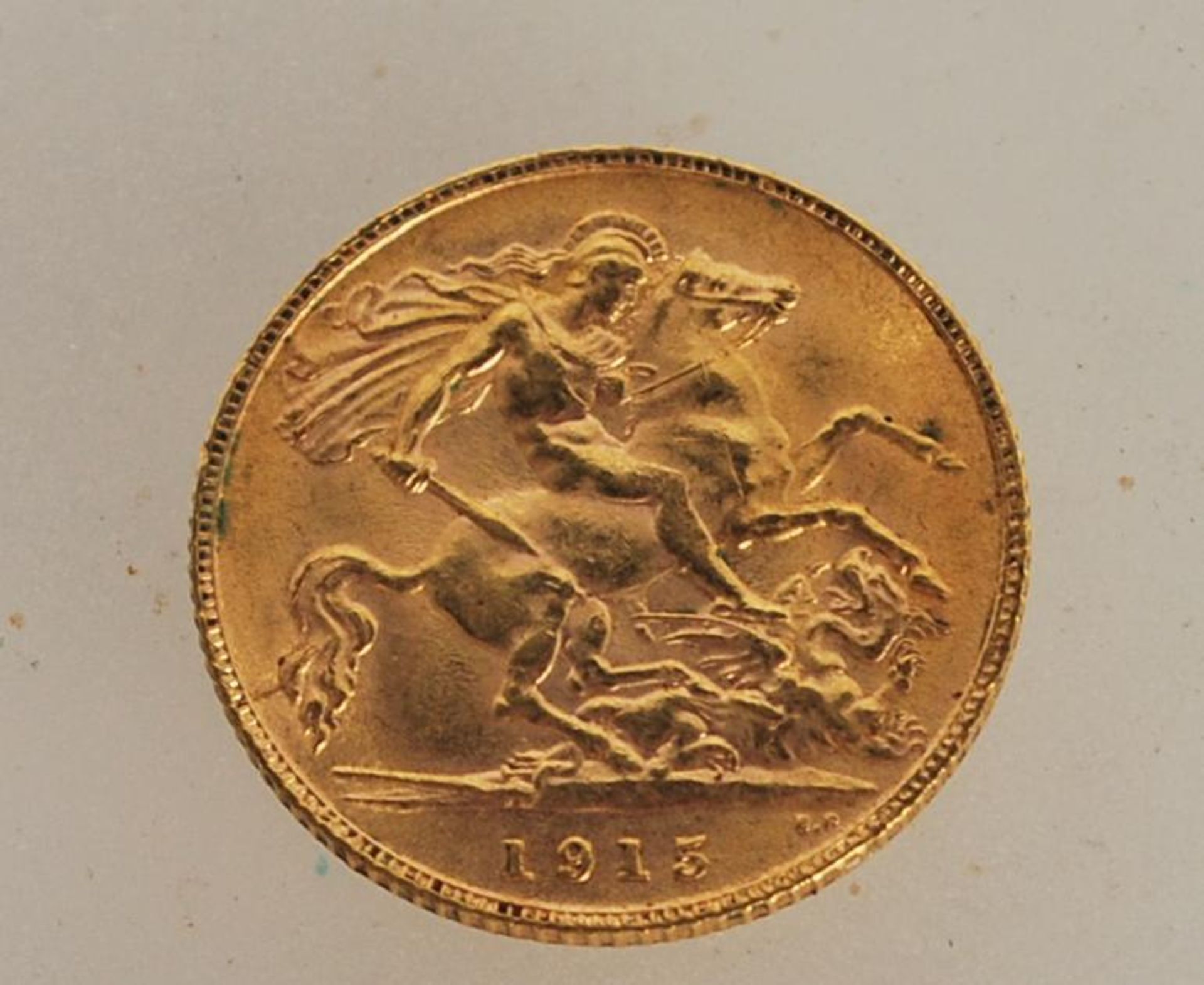 An early 20th Century Edwardian half sovereign dating to 1902. Weight 3.9g. - Bild 2 aus 2