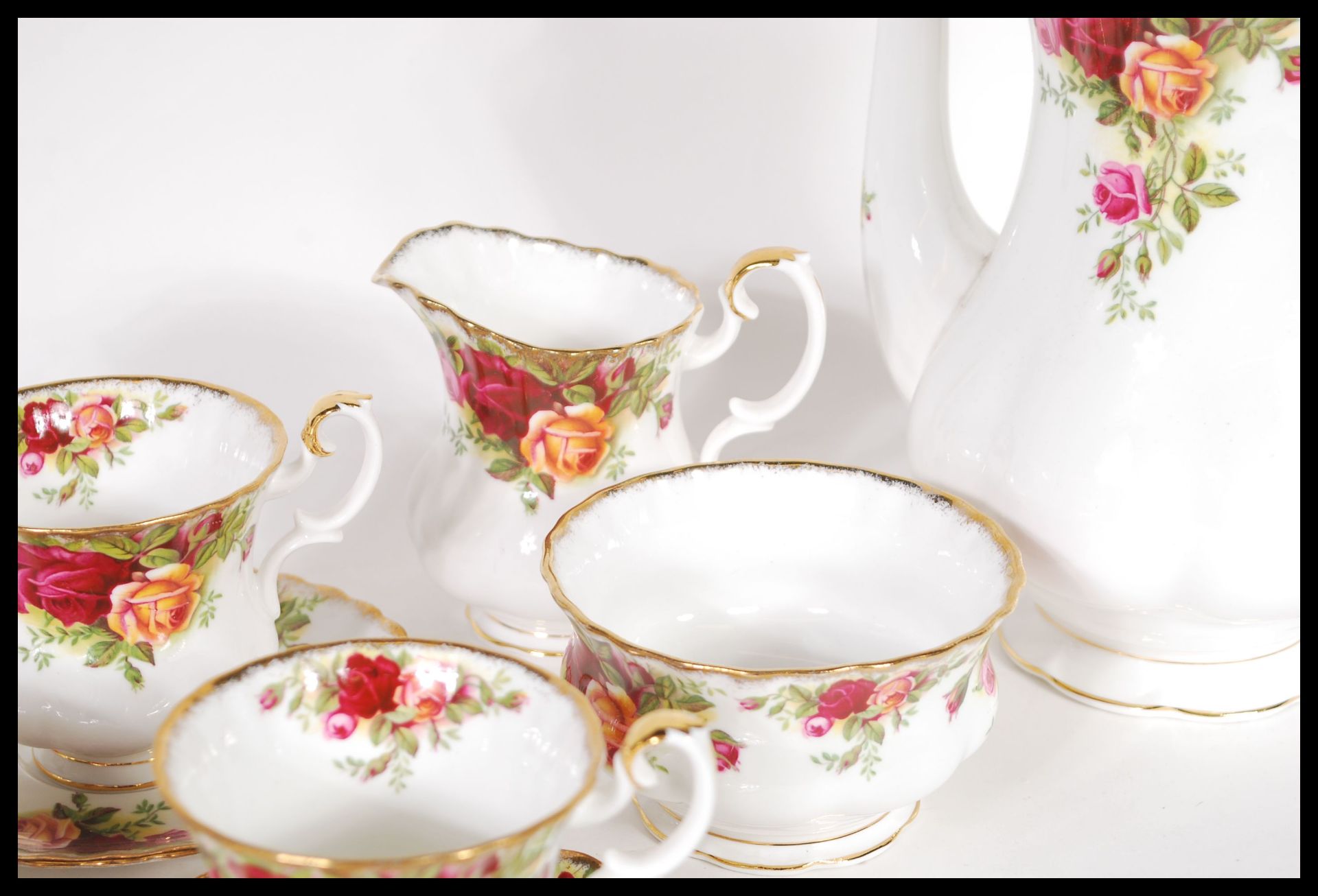 A vintage mid 20th Century bone China 1st issue Royal Albert " Old Country Roses " coffee set for - Bild 4 aus 5