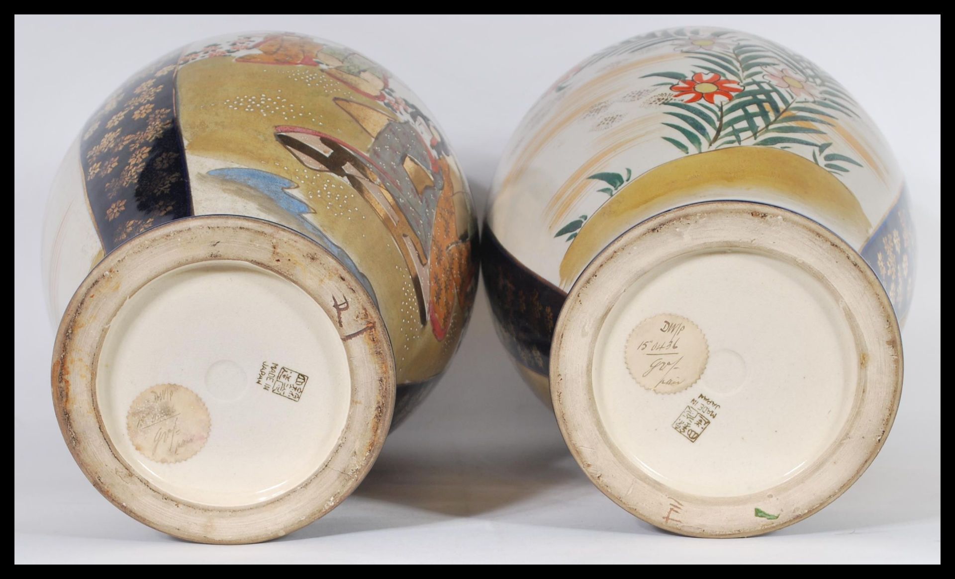 A large pair of Japanese early 20th century baluster vases, each with decorative Geisha scenes and - Bild 4 aus 4