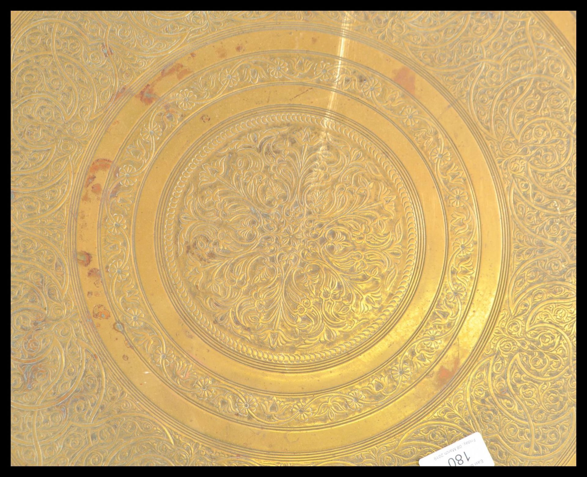 A pair of early 20th Century Persian Islamic brass charger plates of circular form having leaf and - Bild 3 aus 3