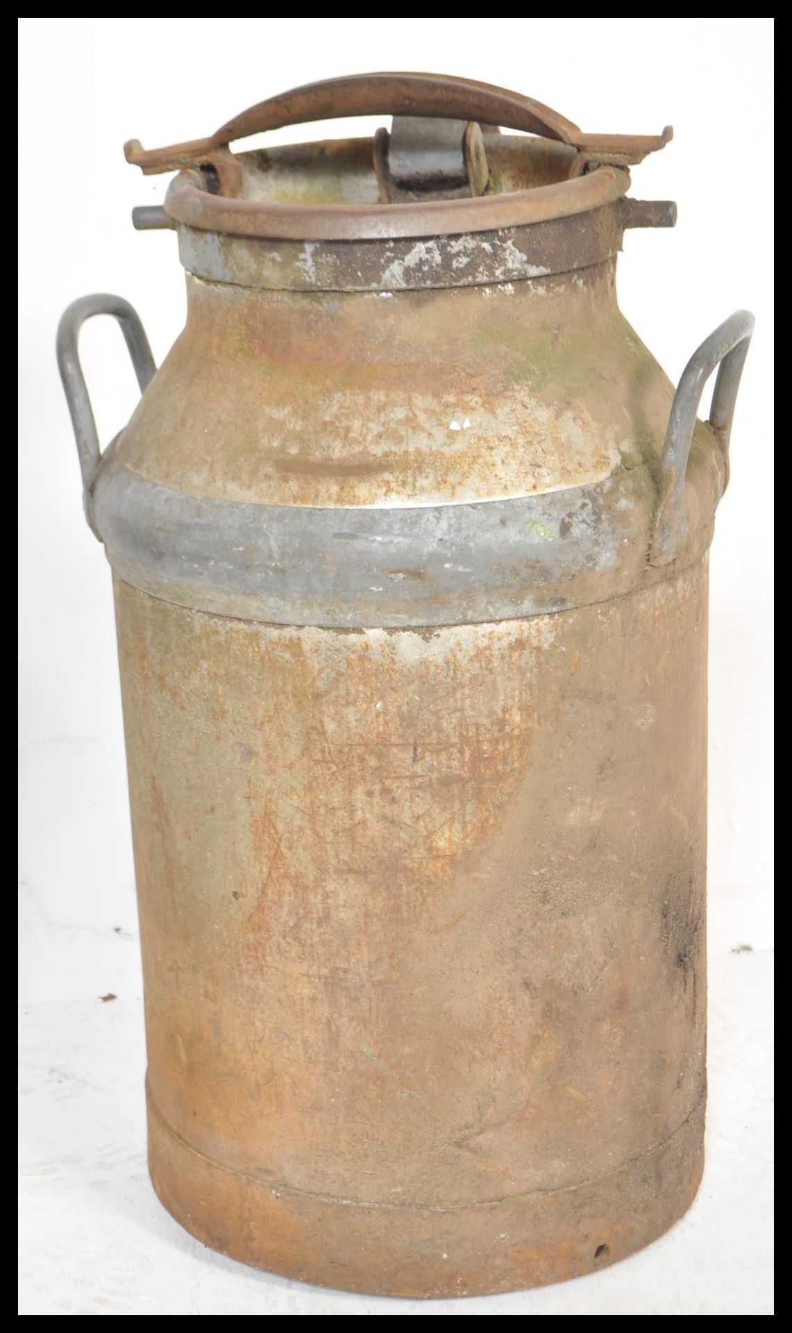 Two vintage 20th Century galvanised metal milk churns complete with lids and clasps. - Bild 3 aus 4