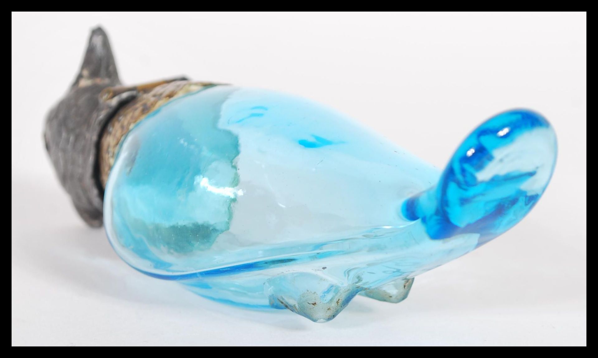 A 19th Century French Depose perfume bottle in the form of a bird having a opaque blue glass body - Bild 3 aus 5