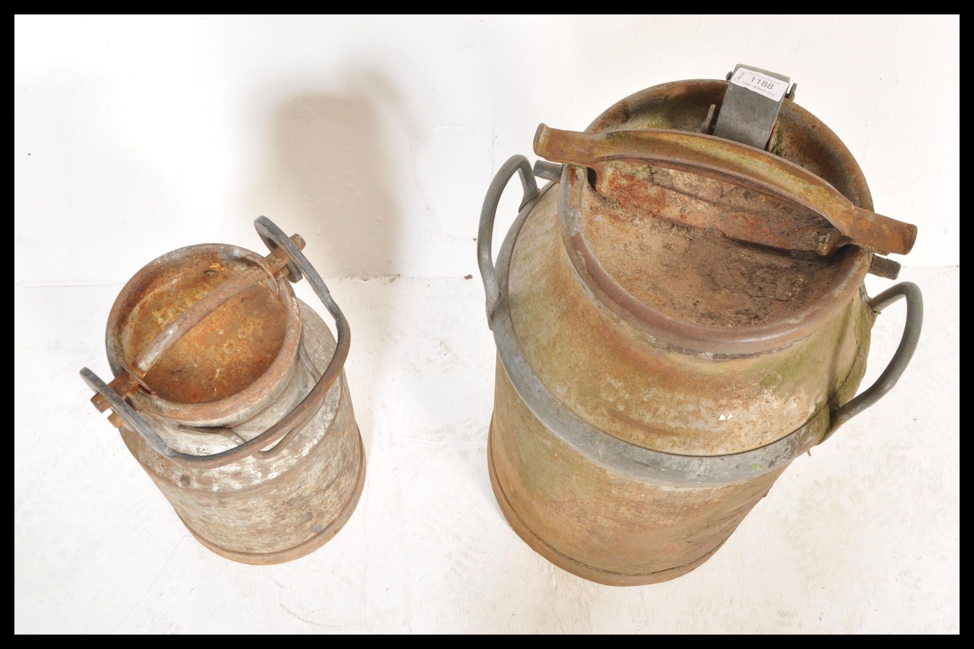 Two vintage 20th Century galvanised metal milk churns complete with lids and clasps. - Bild 4 aus 4