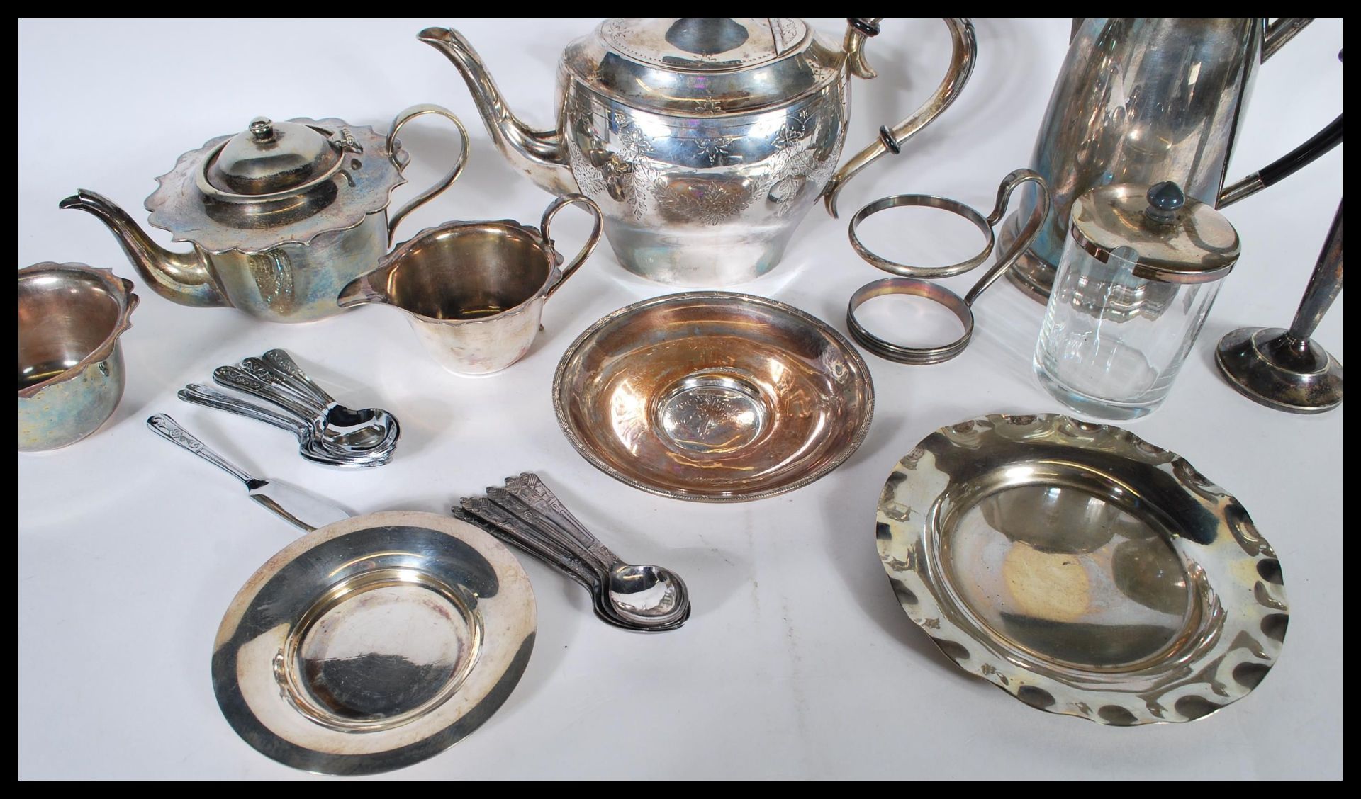 A group of vintage 20th Century silver plated items to include a Harrods of London water jug, - Bild 5 aus 5