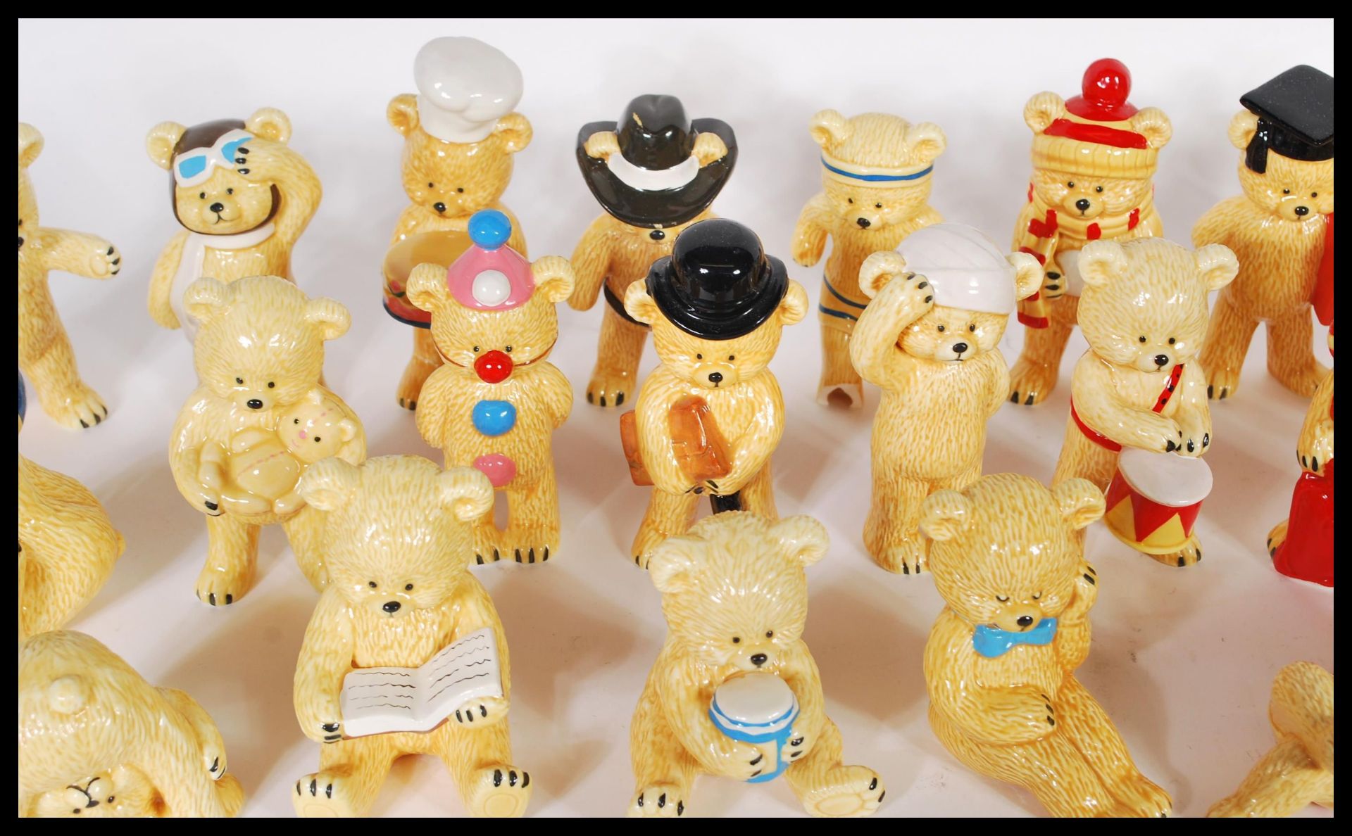 A collection of danbury mint ceramic bears, to include polar bear, diving bear, poor bear, yoga - Bild 3 aus 4