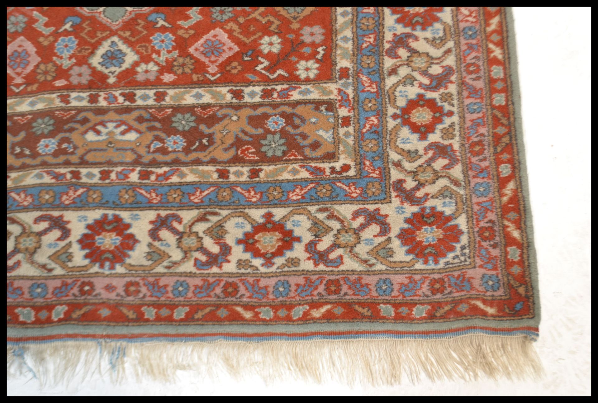 A 20th Century Persian Islamic rug having a red gr - Bild 3 aus 4