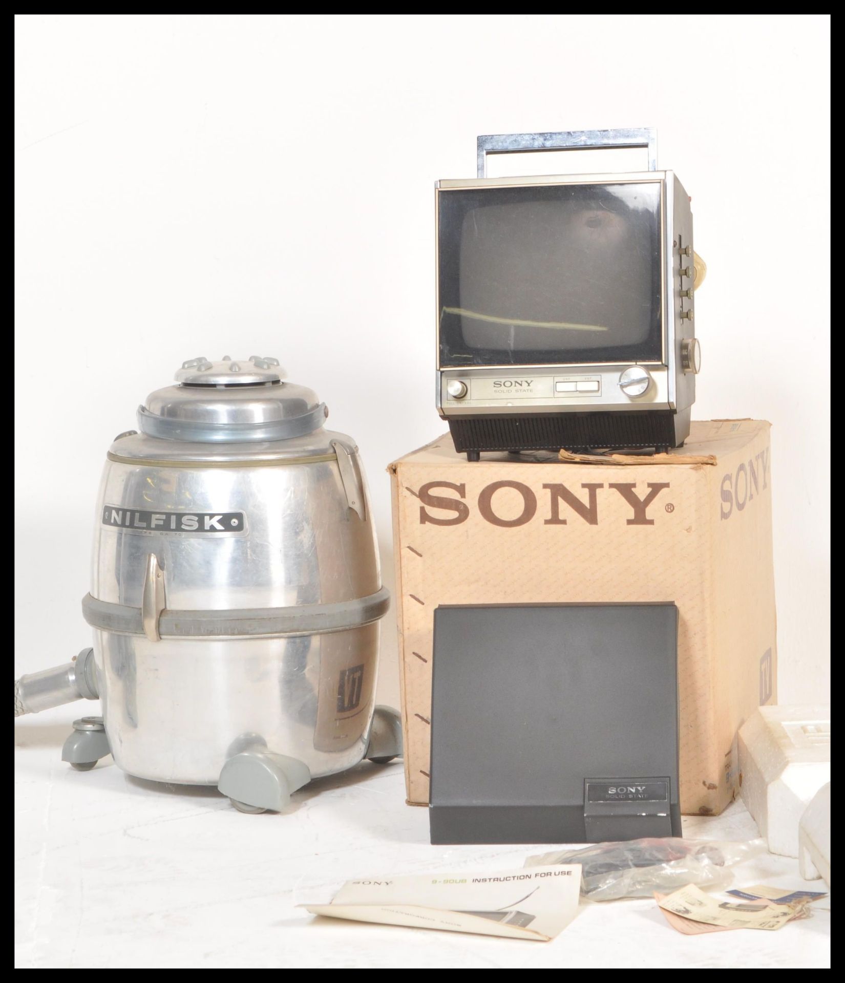 A vintage retro Sony 9-90UB black and white portable television in original box with accessories, - Bild 2 aus 9