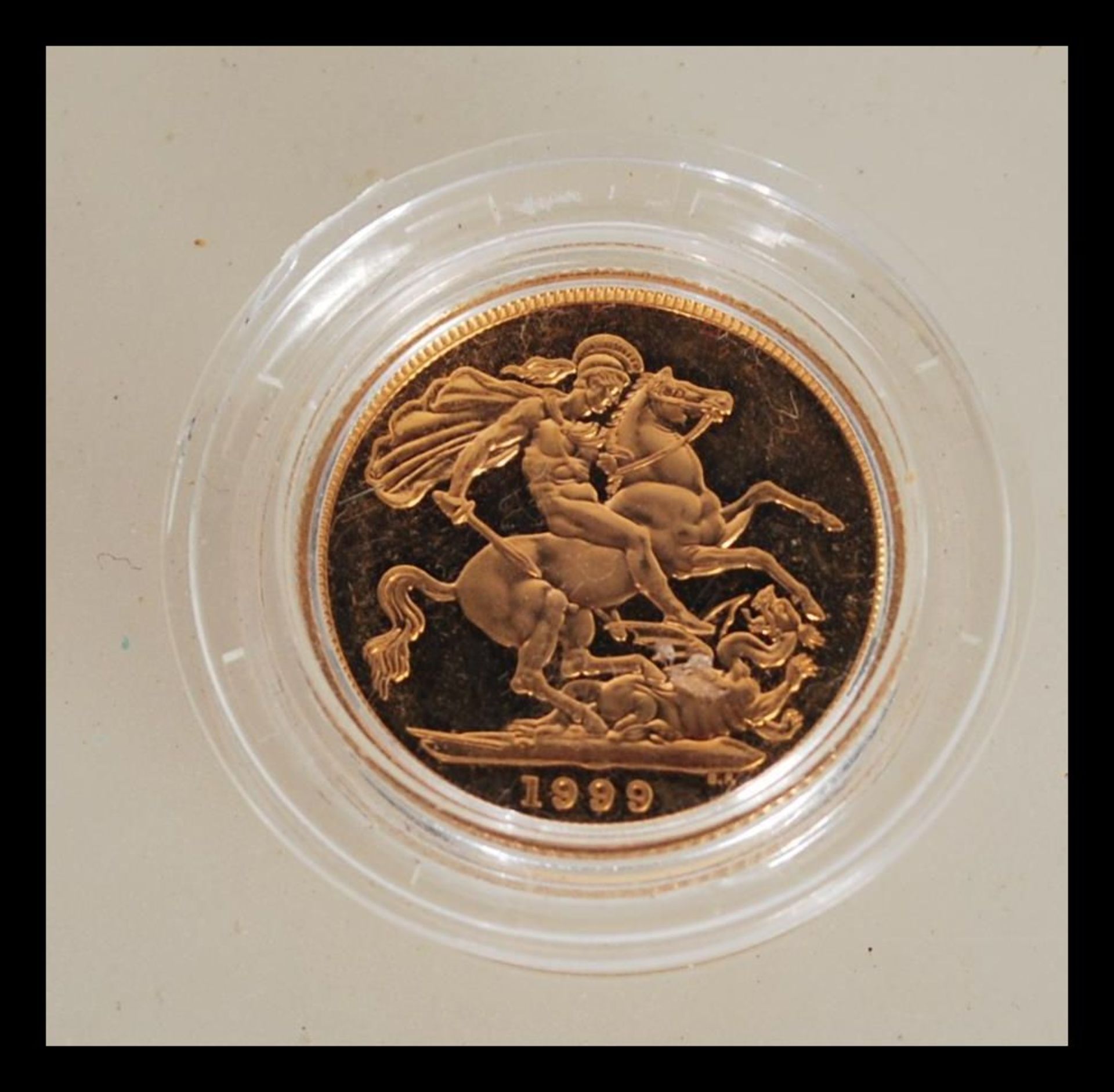A 22ct gold sovereign dated 1999 with George and the dragon to one side and Elizabeth II facing - Bild 2 aus 2