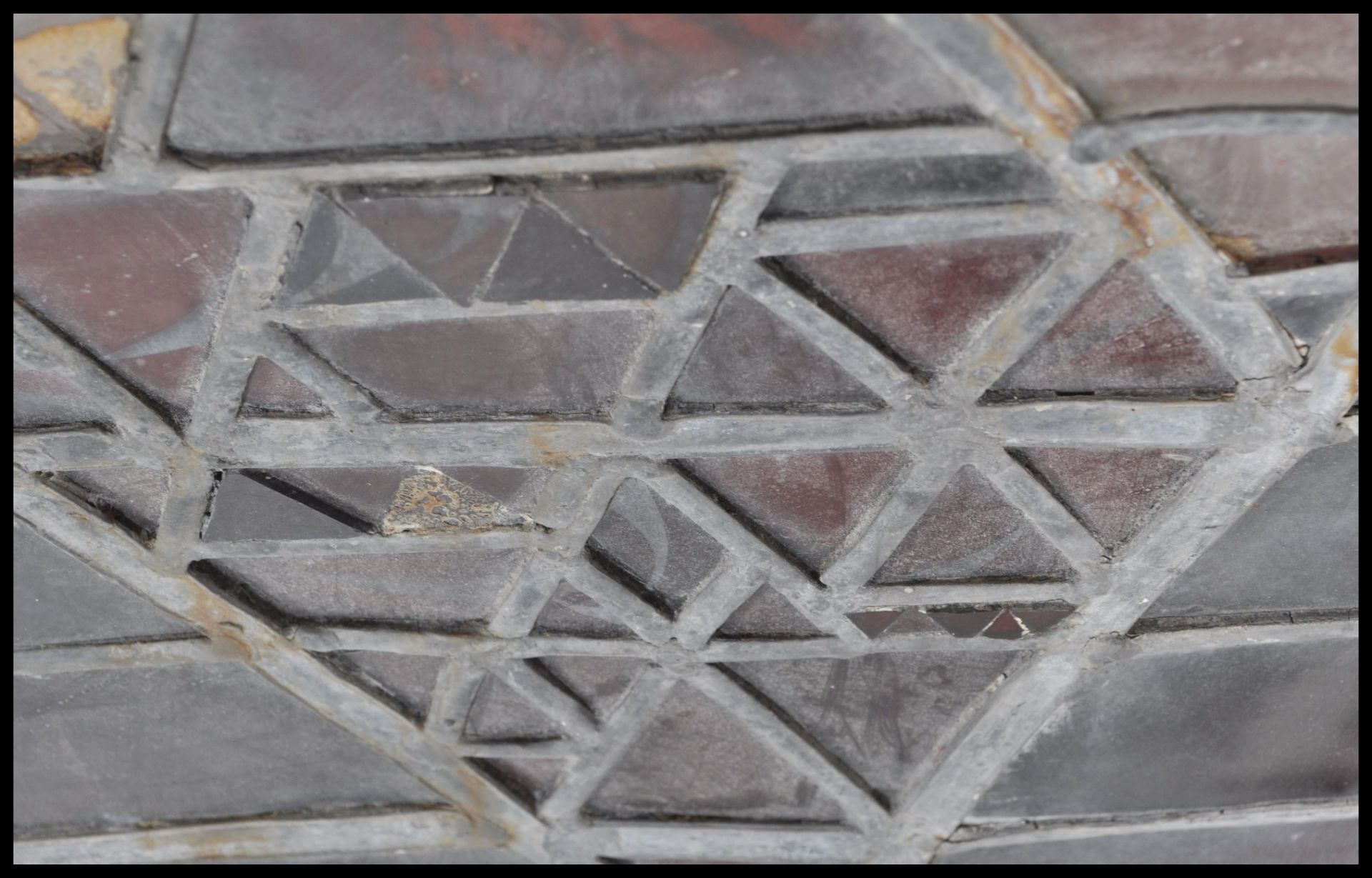 An early 20th Century leaded stain glass window having a geometric triangular design made up of - Bild 4 aus 4