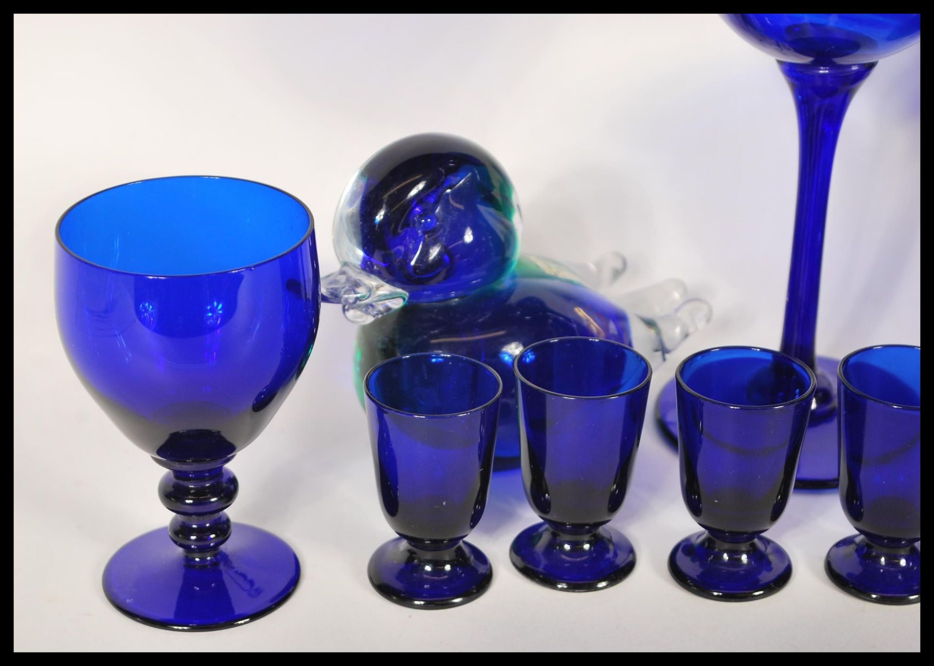 A collection of 20th Century blue glass wares to include a Bristol blue glass vase, a wine glass - Bild 2 aus 8