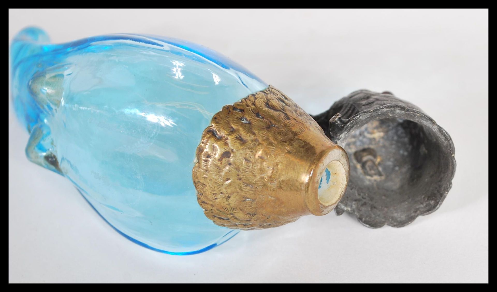A 19th Century French Depose perfume bottle in the form of a bird having a opaque blue glass body - Bild 4 aus 5