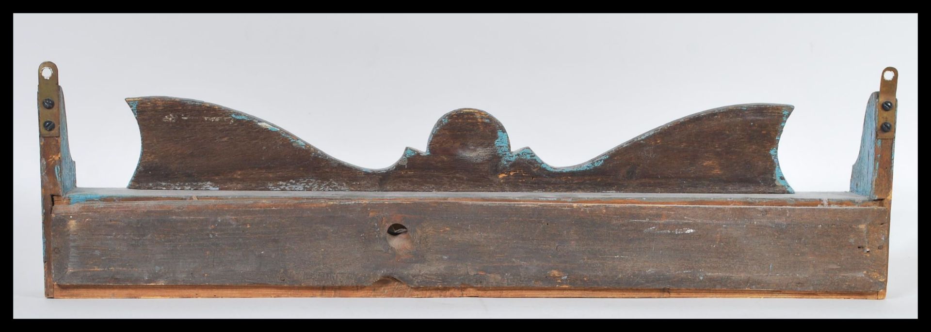 A vintage 20th Century wall hanging painted distressed pine spice shelf. The shelf having a run of - Image 7 of 7