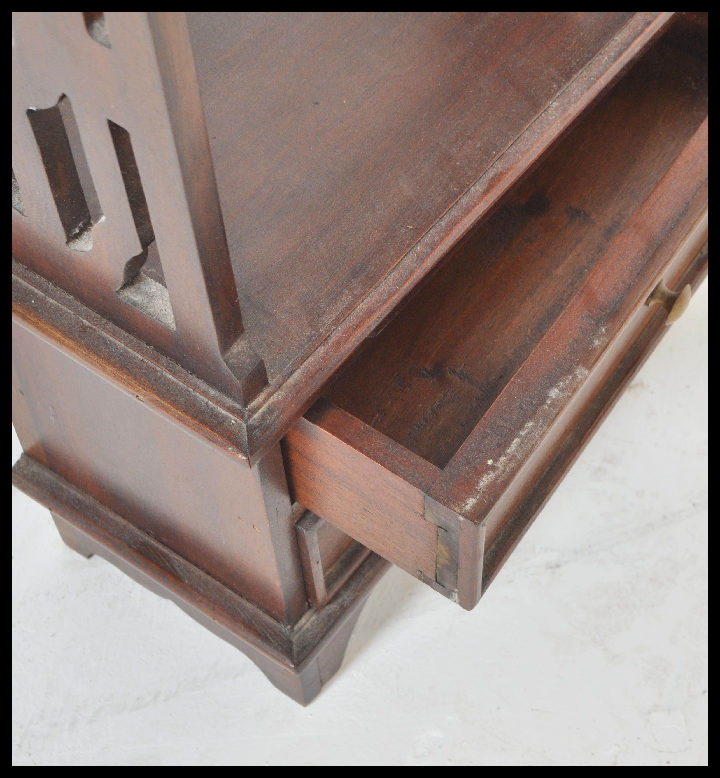 A 19th Century Victorian mahogany whatnot bookcase having a set of four shelves over twin drawer - Image 7 of 7