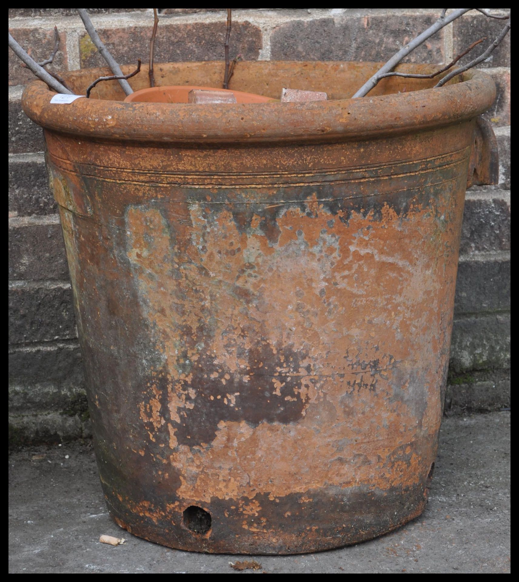 A collection of three 20th century garden terracotta plant pots in red colour. The  large pair - Bild 4 aus 5