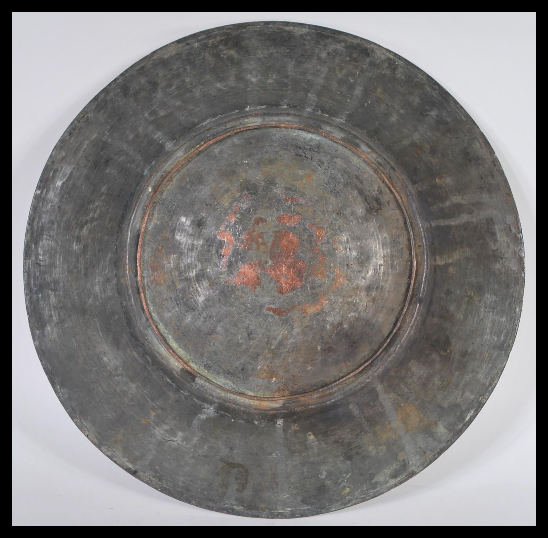 A 19th Century Middle Eastern Persian Islamic copper wall charger plate tray. The central well - Bild 5 aus 5