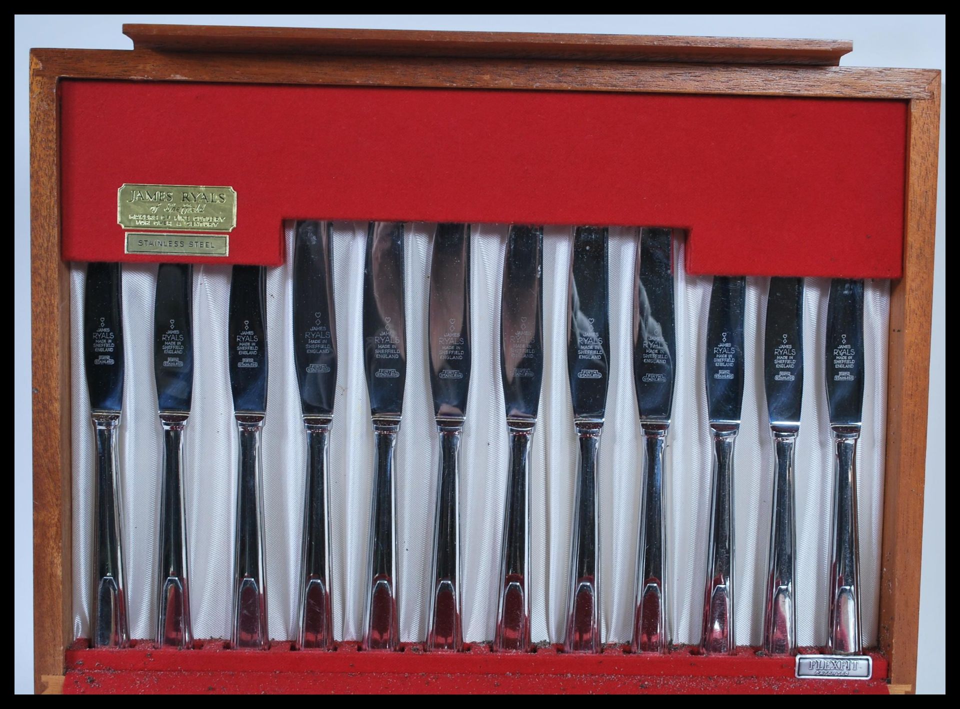 A vintage 20th Century James Ryals stainless steel canteen of cutlery in fitted wooden case. 9cm - Bild 4 aus 6