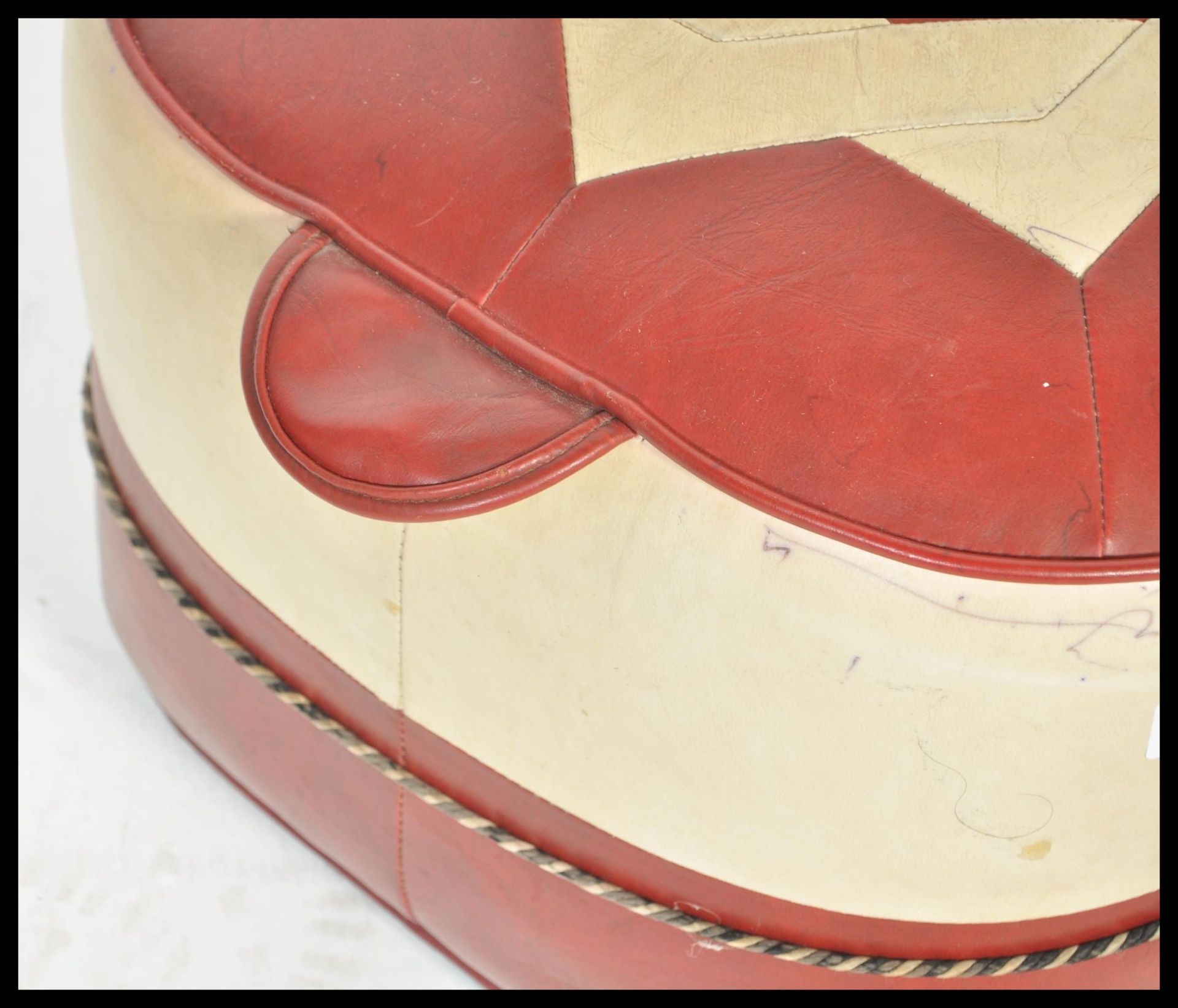 A retro mid century two tone vinyl panel stitched pouffe, having a geometric design to the top. - Bild 4 aus 4