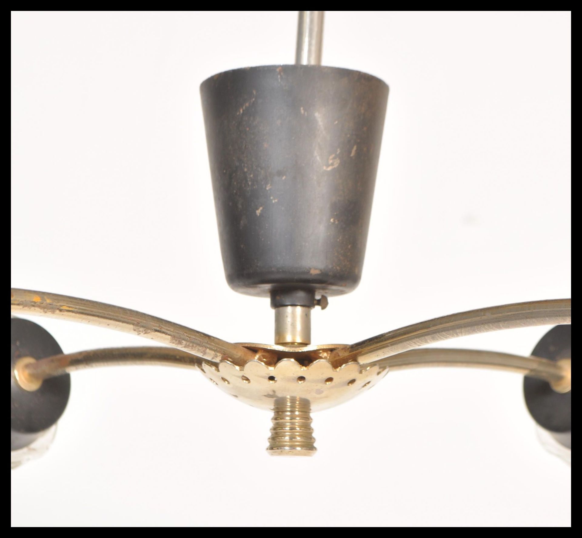 A vintage mid century retro electrolier chandelier having tubular metal form with 3 branches all - Bild 3 aus 4