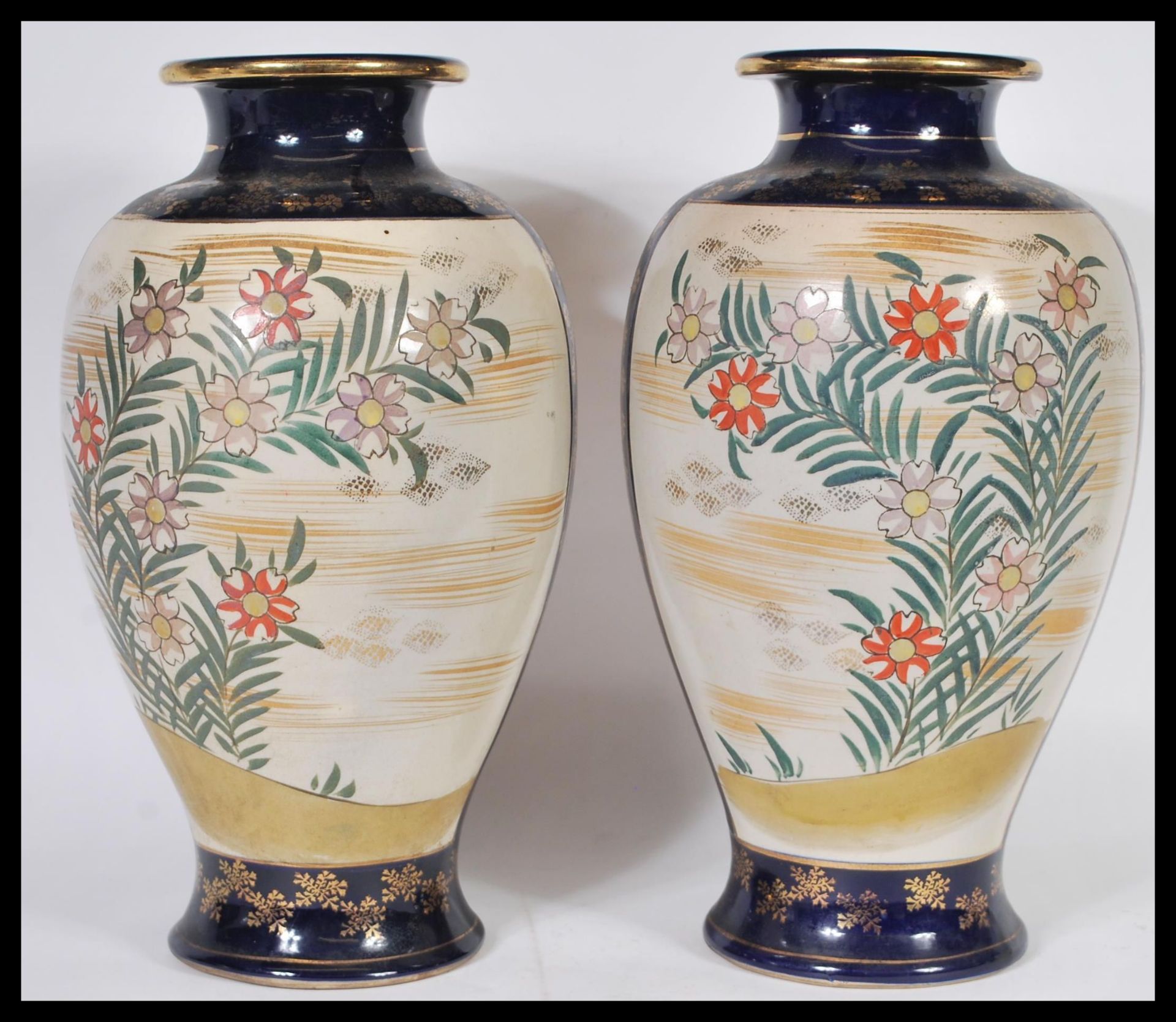 A large pair of Japanese early 20th century baluster vases, each with decorative Geisha scenes and - Bild 3 aus 4