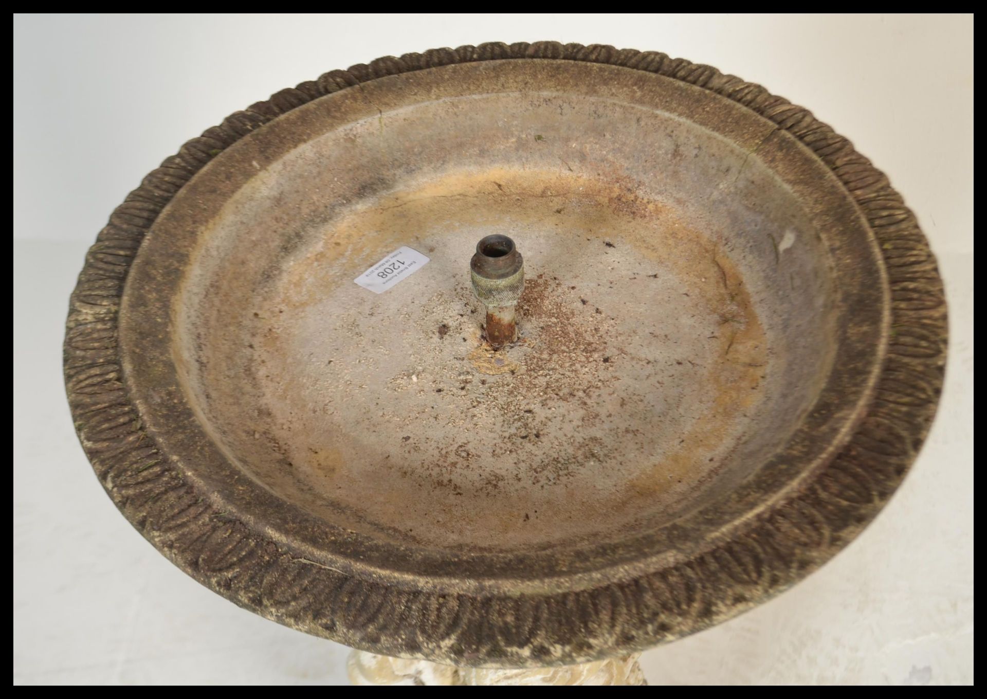 A 20th Century cast concrete composite weathered garden stoneware fountain in the form of the - Bild 6 aus 6