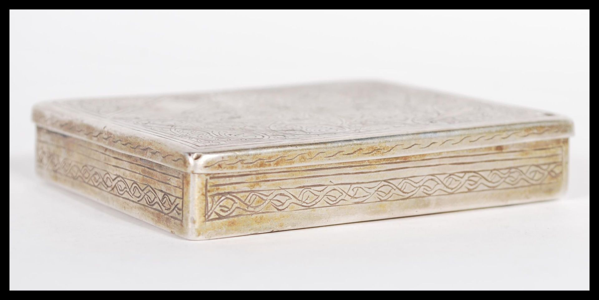 An early 20th Century Islamic silver box having scrolled engraved design. Weighs 115.7 grams. H2cm x - Bild 3 aus 5