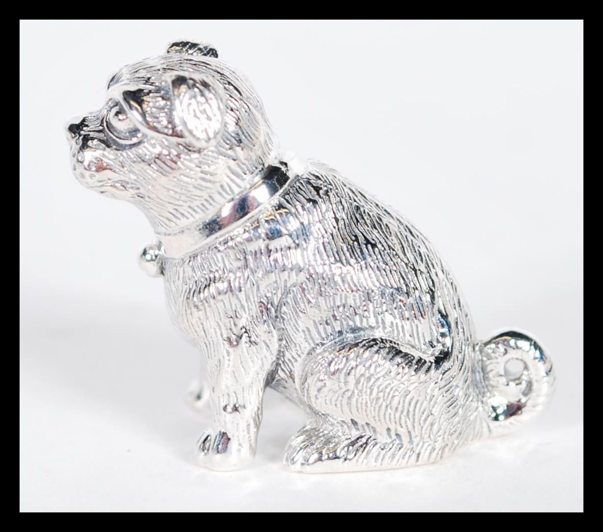 A sterling silver figurine in the form of a dog modelled in a seated position. Weighs 19 grams. - Bild 2 aus 3