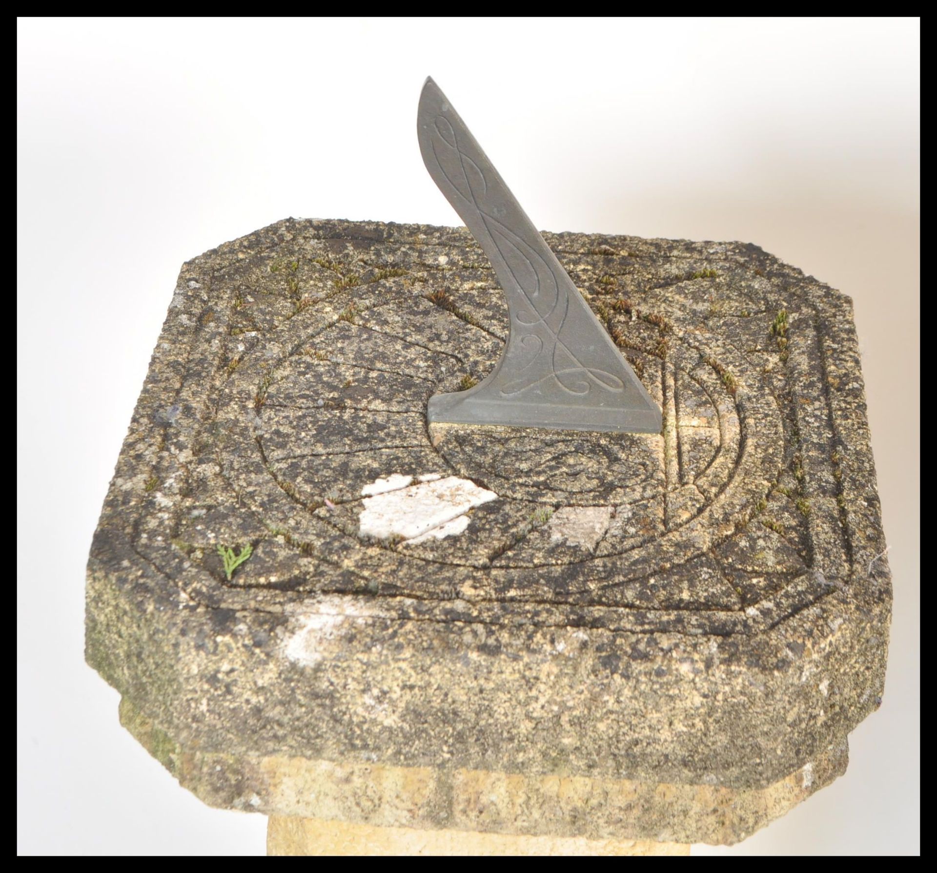 A pair of 20th Century matching well weathered garden stone sundial and bird bath raised on tall - Bild 6 aus 8