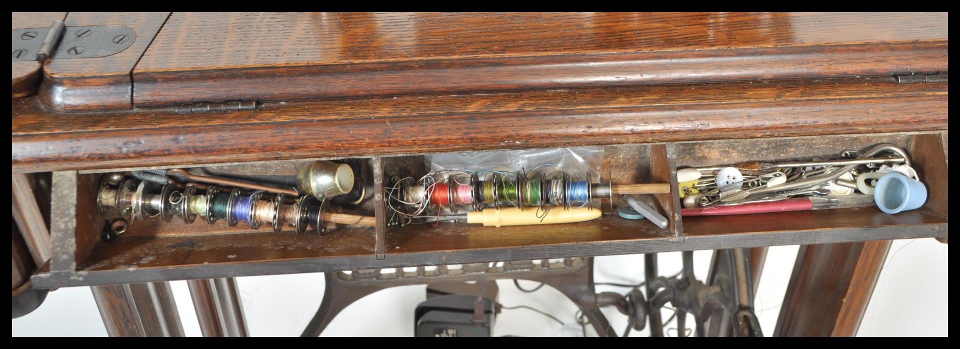 A 1930's Art Deco oak Singer sewing machine table. The electric Singer machine set to a stunning - Bild 5 aus 6