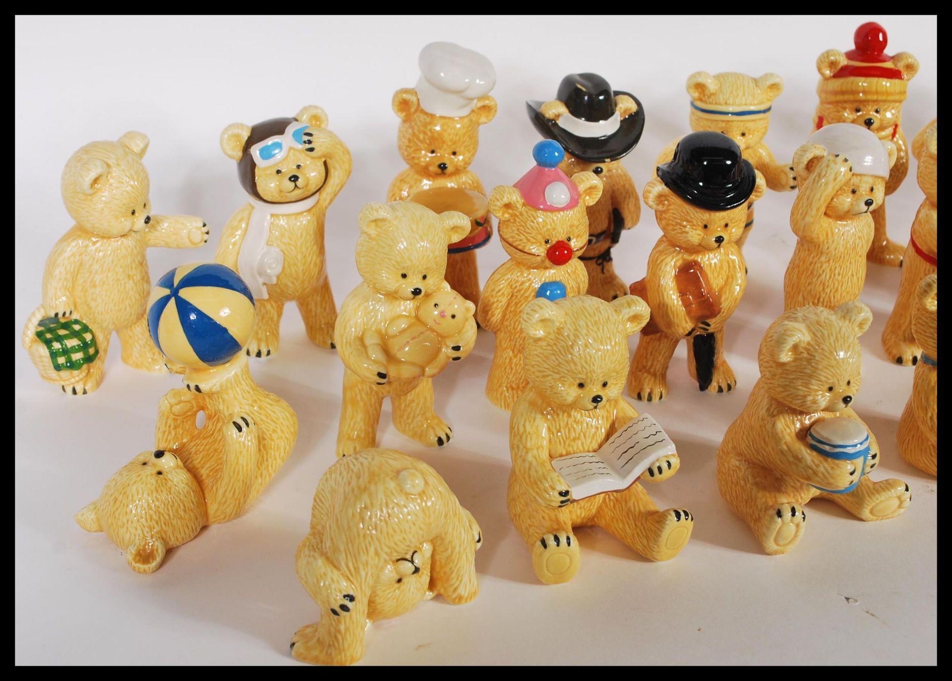 A collection of danbury mint ceramic bears, to include polar bear, diving bear, poor bear, yoga - Bild 2 aus 4