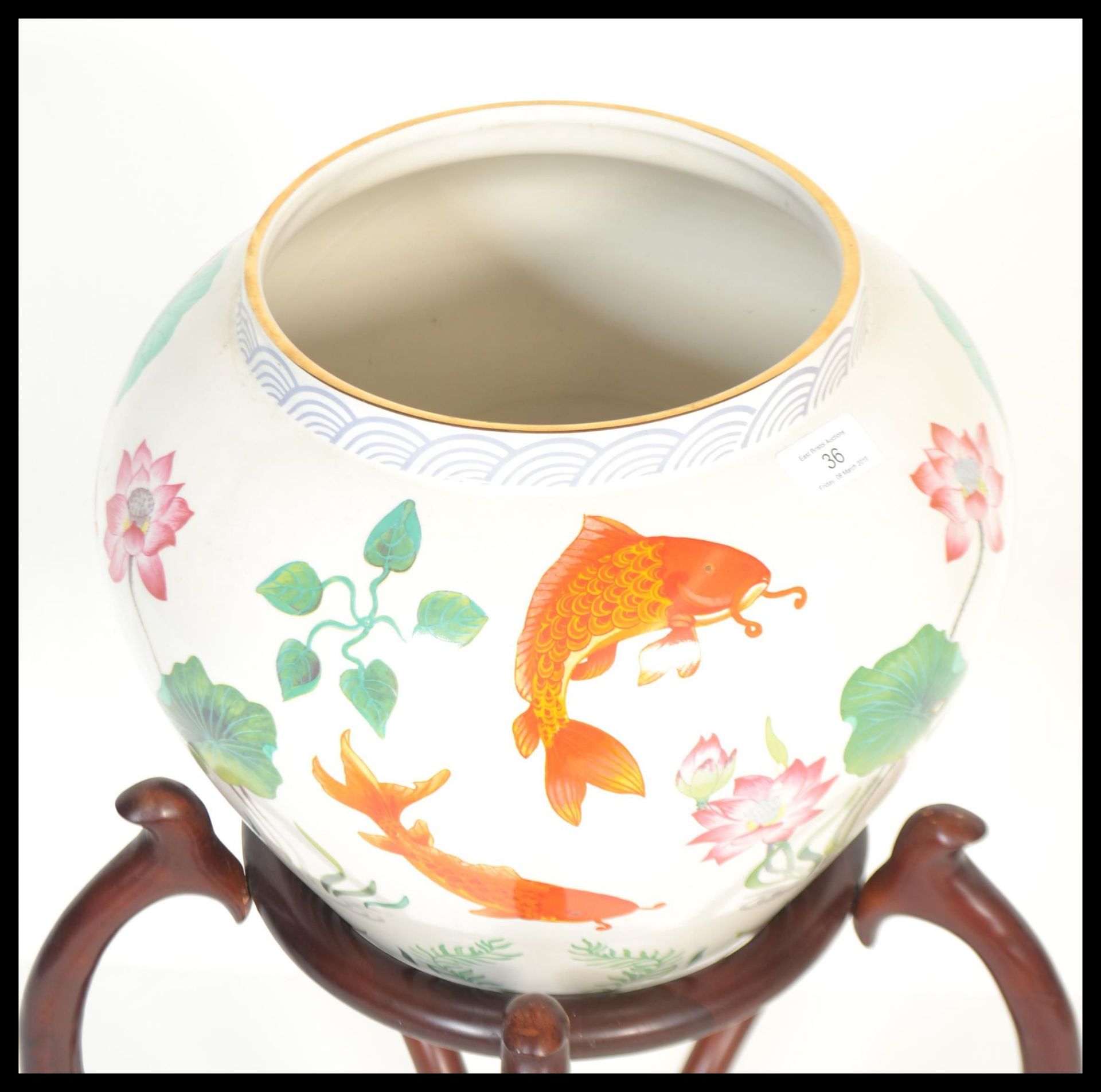A 20th Century Franklin Mint vase, titled to base 'The Vase of the Golden Carp', the white ground - Bild 4 aus 5