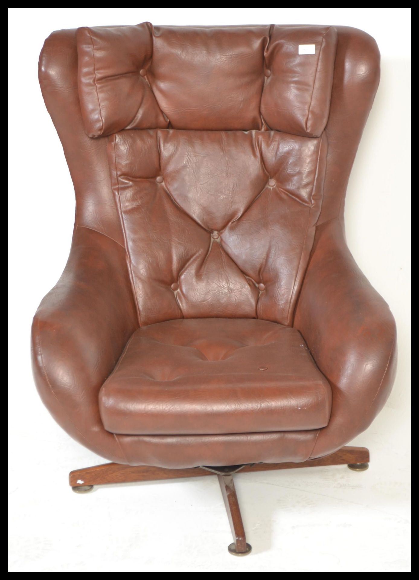 A retro / vintage 20th Century Parker Knoll Statesman swivel easy chair, upholstered in a tan button - Image 3 of 7