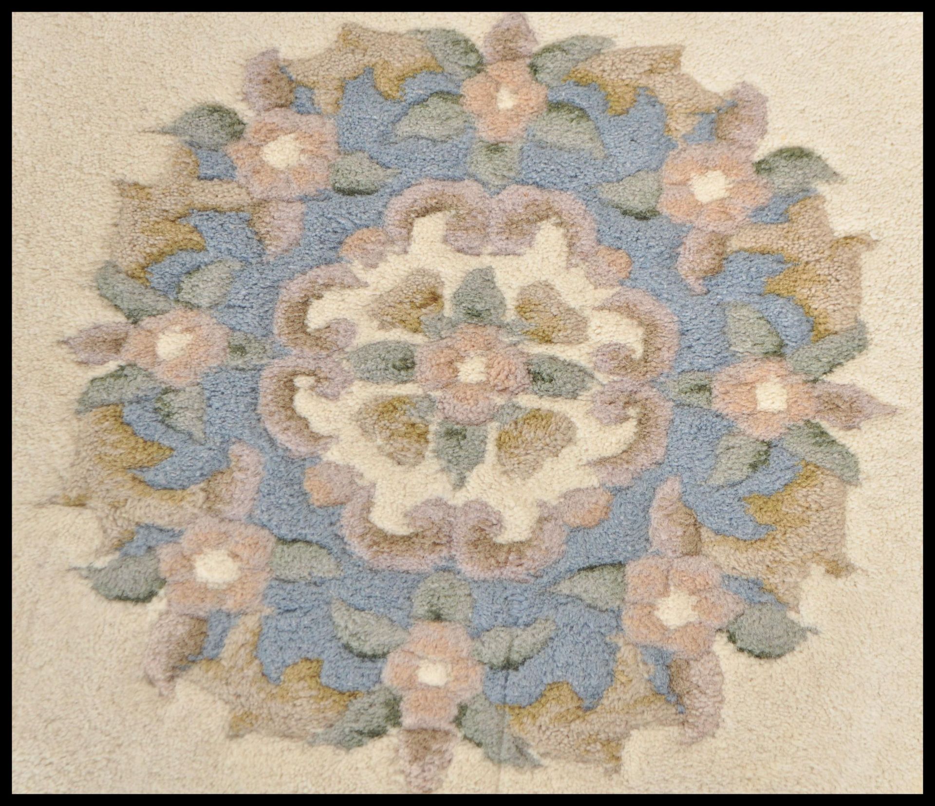 Two 20th Century Contemporary Chinese floor carpet rugs to include a circular one with white - Bild 6 aus 7