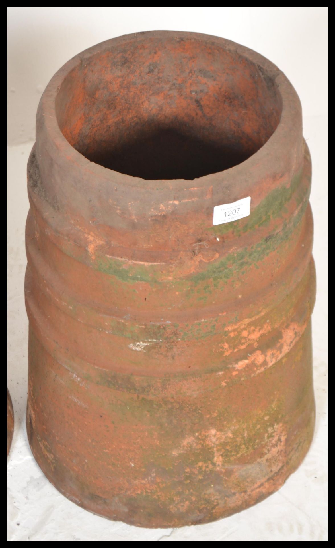 A group of three 20th Century reclaimed stoneware chimney pots of matching cylindrical form. - Bild 5 aus 5