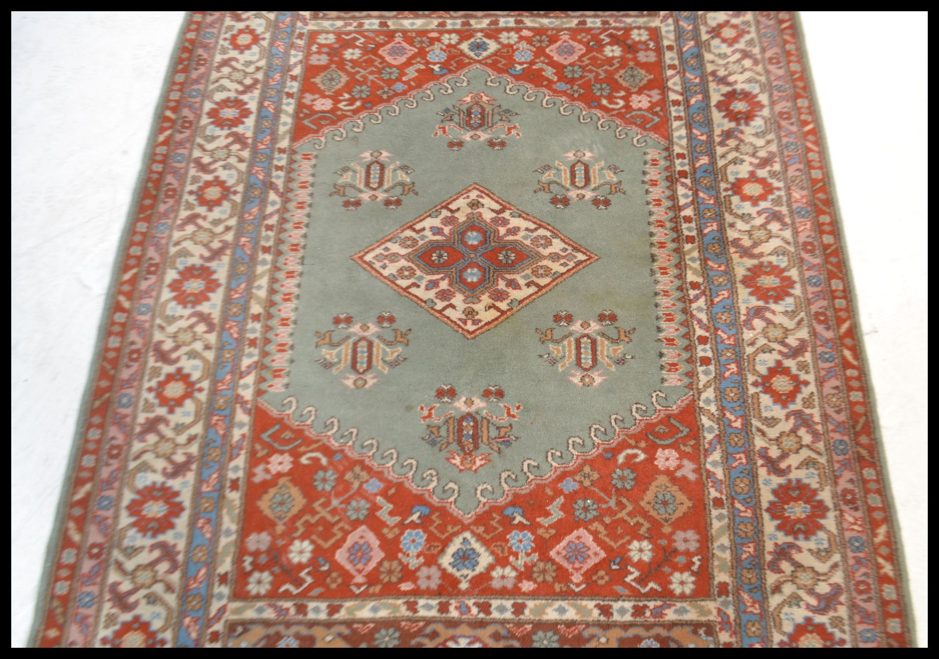 A 20th Century Persian Islamic rug having a red gr - Bild 2 aus 4