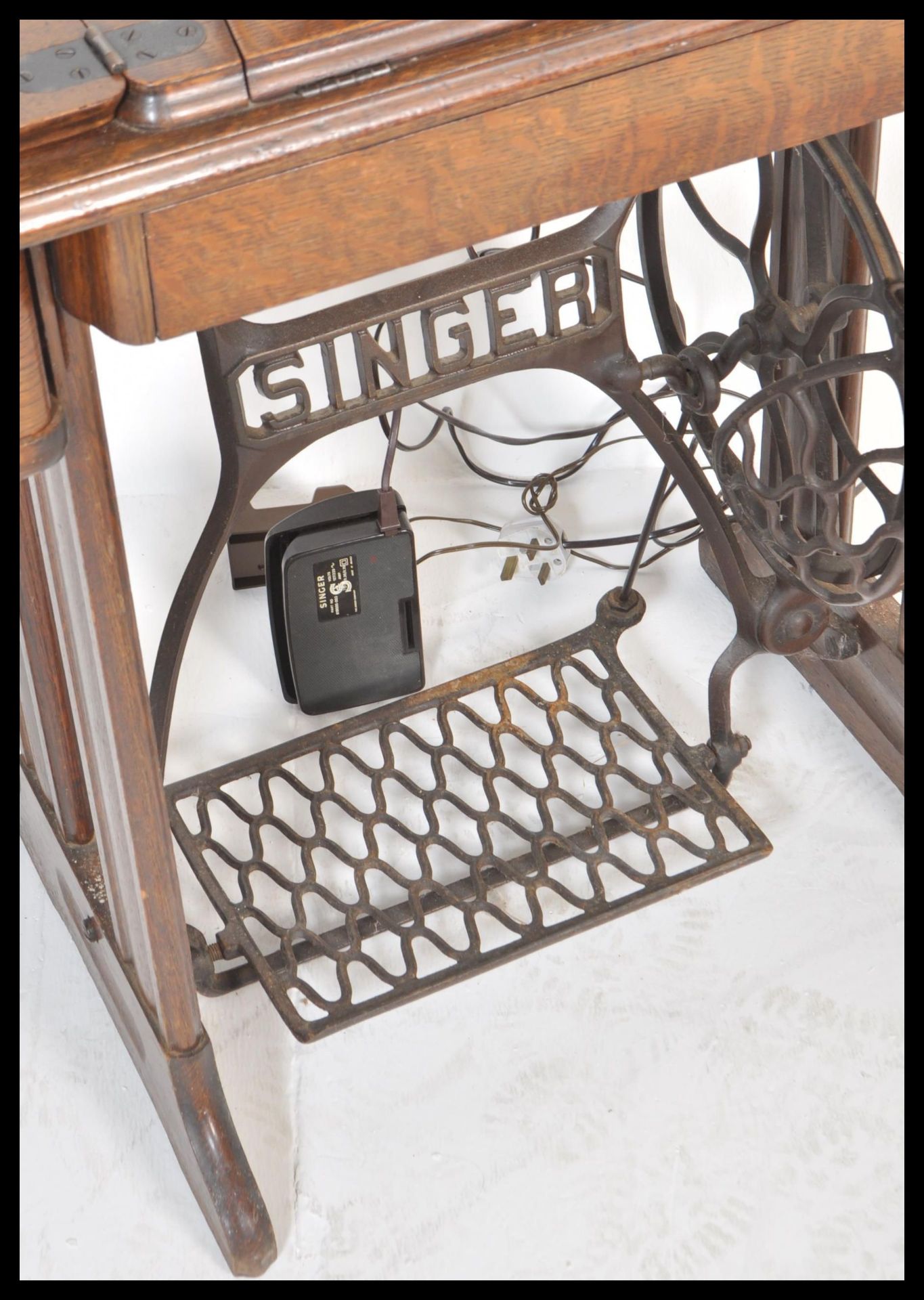 A 1930's Art Deco oak Singer sewing machine table. The electric Singer machine set to a stunning - Bild 3 aus 6