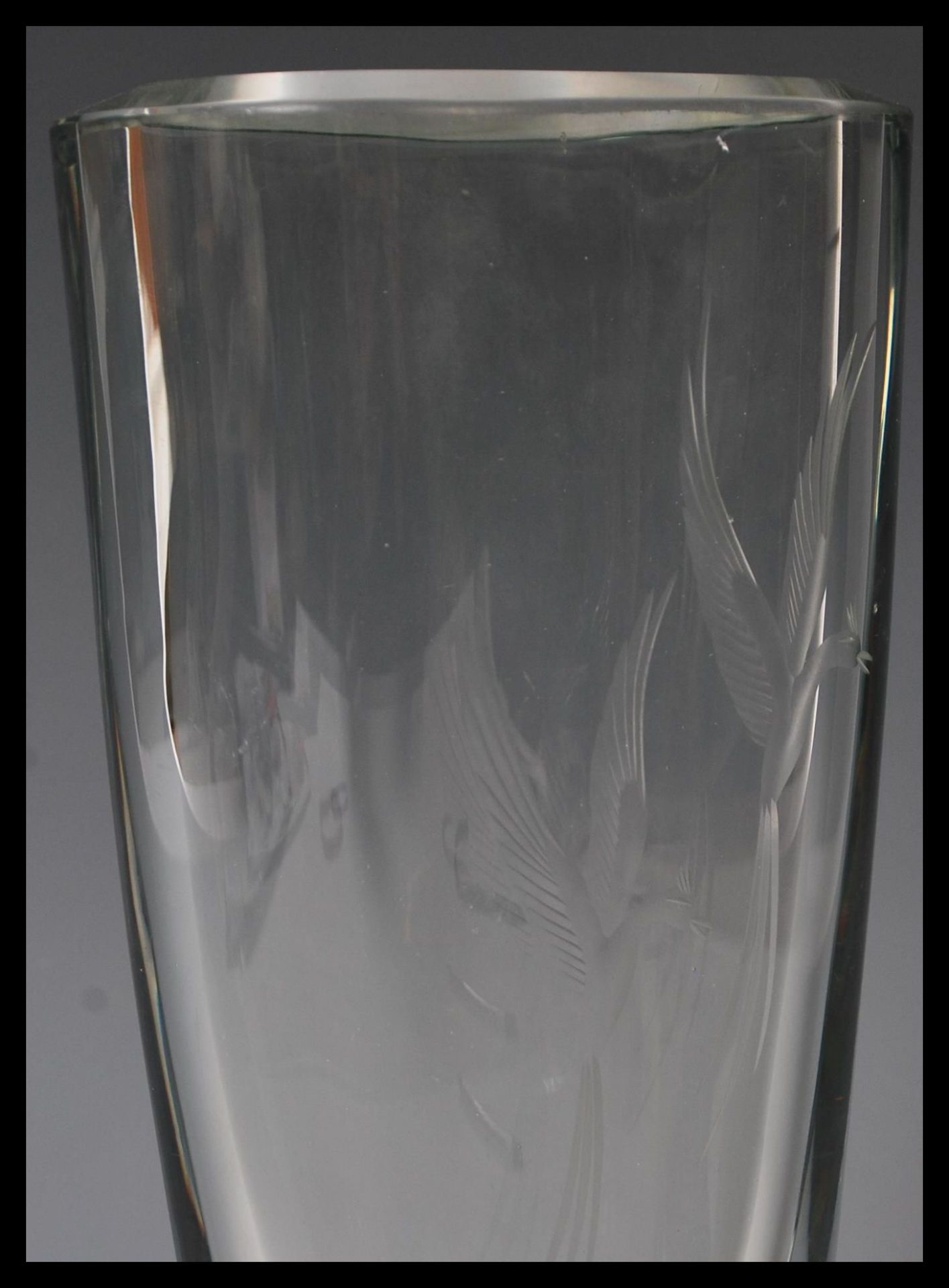 Orrefors - A mid 20th Century studio art clear glass cased vase having etched decoration of birds of - Bild 2 aus 6