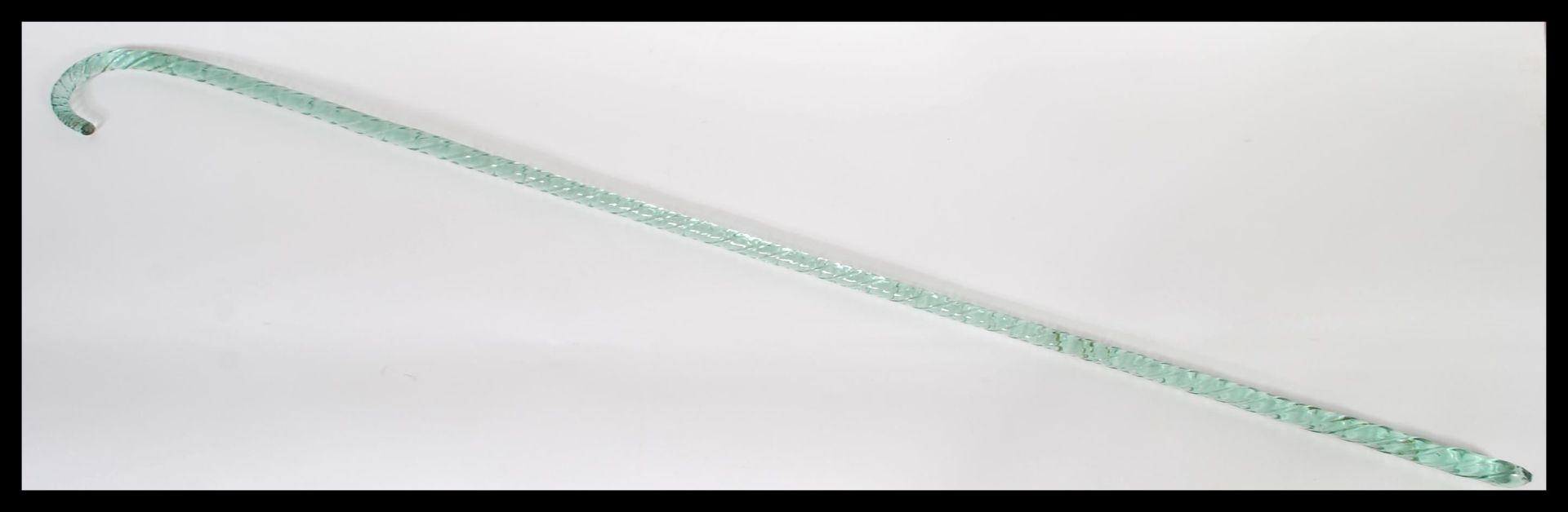 A 19th Century Nailsea glass walking stick of shaped tapering form having a twisted design. - Bild 5 aus 5