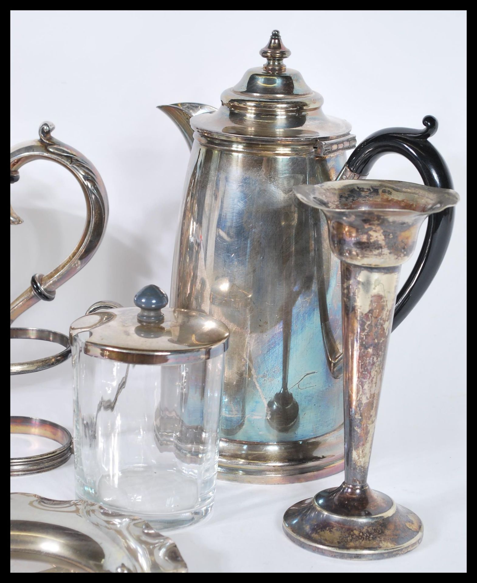 A group of vintage 20th Century silver plated items to include a Harrods of London water jug, - Bild 4 aus 5