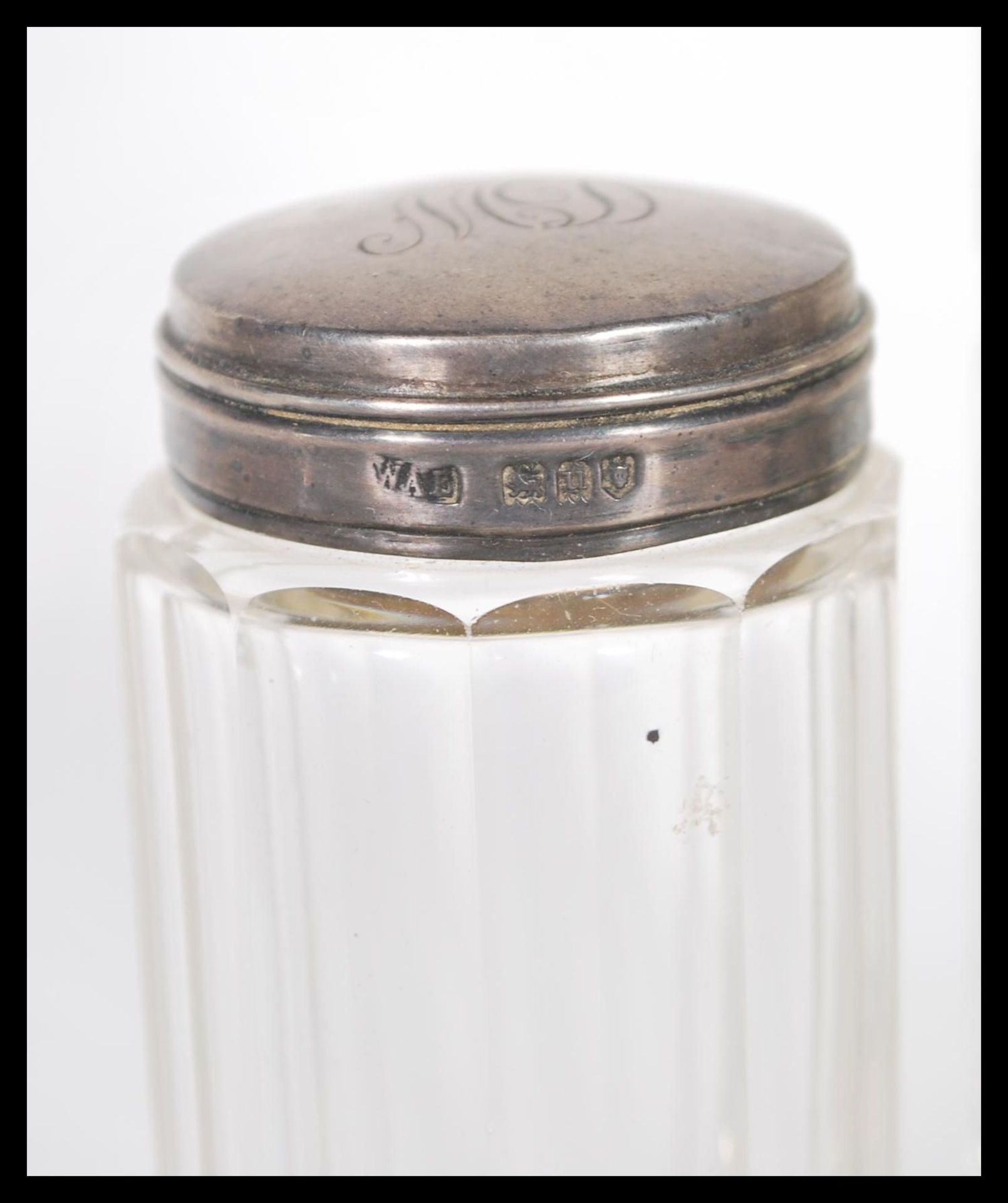 A early 20th century silver topped, cut glass perfume bottle with a glass stopper, makers mark - Bild 2 aus 4